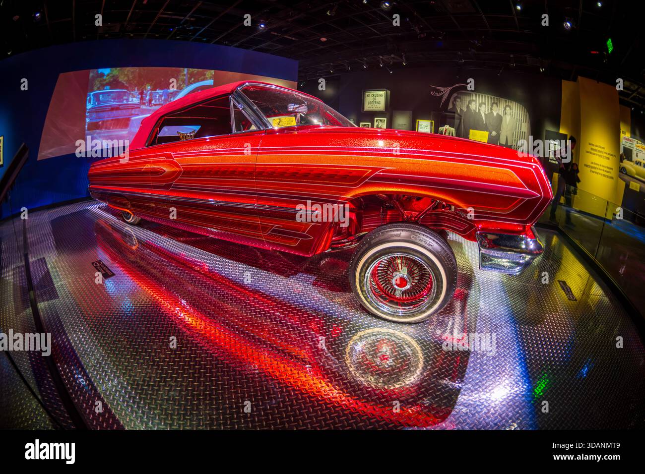 Smithsonian American History Museum Lowrider Culture Exhibit Washington DC // WASHINGTON DC — der 1963 Chevy Impala Lowrider 'El Rey' ist ein Herzstück der Lowrider Culture Exhibit im Smithsonian National Museum of American History. Der Wagen wurde über sechs Jahre gebaut und 2011 von drei Generationen der Familie de Alba fertiggestellt. Er wurde nach Albert de Albas Schwiegervater und seinem Lieblingslied El Rey benannt. Er verfügt über komplizierte Wandmalereien, ein individuelles digitales Armaturenbrett und geätzte Chromdetails, die die Kunstfertigkeit der Bauherren und die lebendige Kultur der Lowrider widerspiegeln. Stockfoto