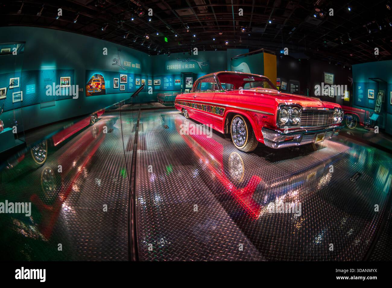 Smithsonian American History Museum Gypsy Rose Lowrider Washington DC // WASHINGTON DC — die berühmte Chevy Impala Lowrider Gypsy Rose aus dem Jahr 1964 ist eine prominente Ausstellung im Smithsonian National Museum of American History. 1974 von Jesse Valadez Sr., Gilbert Valadez, Walt Prey und Don Heckman geschaffen, wird dieses Custom Car für seine unverwechselbaren handbemalten Rosen und die aufwendige Innenausstattung gefeiert. Die Gypsy Rose gewann durch ihre Auftritte in den Eröffnungsabspenden der 1970er-Jahre-Fernsehsendung Chico and the man und dem Film Boulevard Nights von 1979 nationale Bekanntheit. Sie spielte eine entscheidende Rolle in der Popular Stockfoto