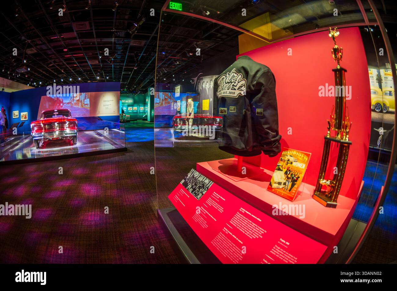 Smithsonian American History Museum Lowrider Culture Exhibit Washington DC // WASHINGTON DC — die Lowrider Culture Exhibit im Smithsonian National Museum of American History zeigt El Rey, einen Supersport von Chevy Impala aus dem Jahr 1963. Der von drei Generationen der Familie de Alba erbaute Lowrider wurde nach Albert de Albas Schwiegervater und seinem Lieblingslied von Vicente Fernández benannt. Das Fahrzeug wurde 2011 nach sechs Jahren akribischer Handwerkskunst fertiggestellt und verfügt über eine maßgeschneiderte bonbonrote Farbe, ein digitales Armaturenbrett, geätztes Chrom und Wandgemälde, die von der Leidenschaft der Familie für die individuelle Autolackierung inspiriert sind. Th Stockfoto