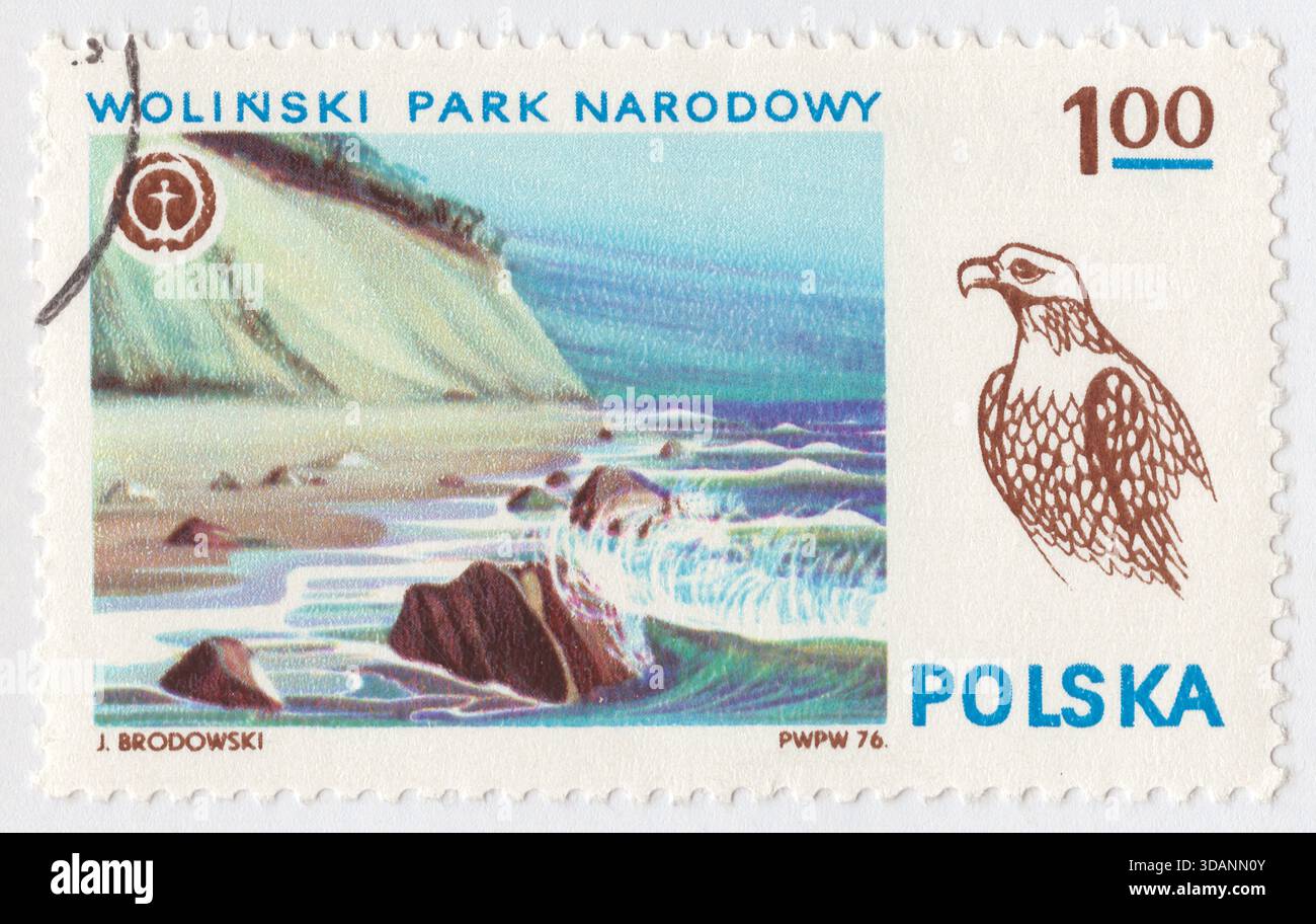 POLEN — 22. Mai 1976: 1 Zloty mehrfarbige Briefmarken mit dem Wolinski-Nationalpark und dem Adler. Polnische Nationalparks. Der Nationalpark Wolin ist einer von 23 Nationalparks in Polen auf der Insel Wolin im äußersten Nordwesten des Landes in der Woiwodschaft Westpommern. Sie wurde am 3. März 1960 gegründet und umfasst eine Fläche von 109,37 Quadratkilometern (42,23 Quadratmeilen). Der Park hat seinen Sitz in der Stadt Międzyzdroje. Der Park beherbergt eine vielfältige Flora und Fauna. Zu den Attraktionen zählen die Klippen von Gosań und Kawcza Góra sowie ein weises (europäisches Bison) Heiligtum Stockfoto
