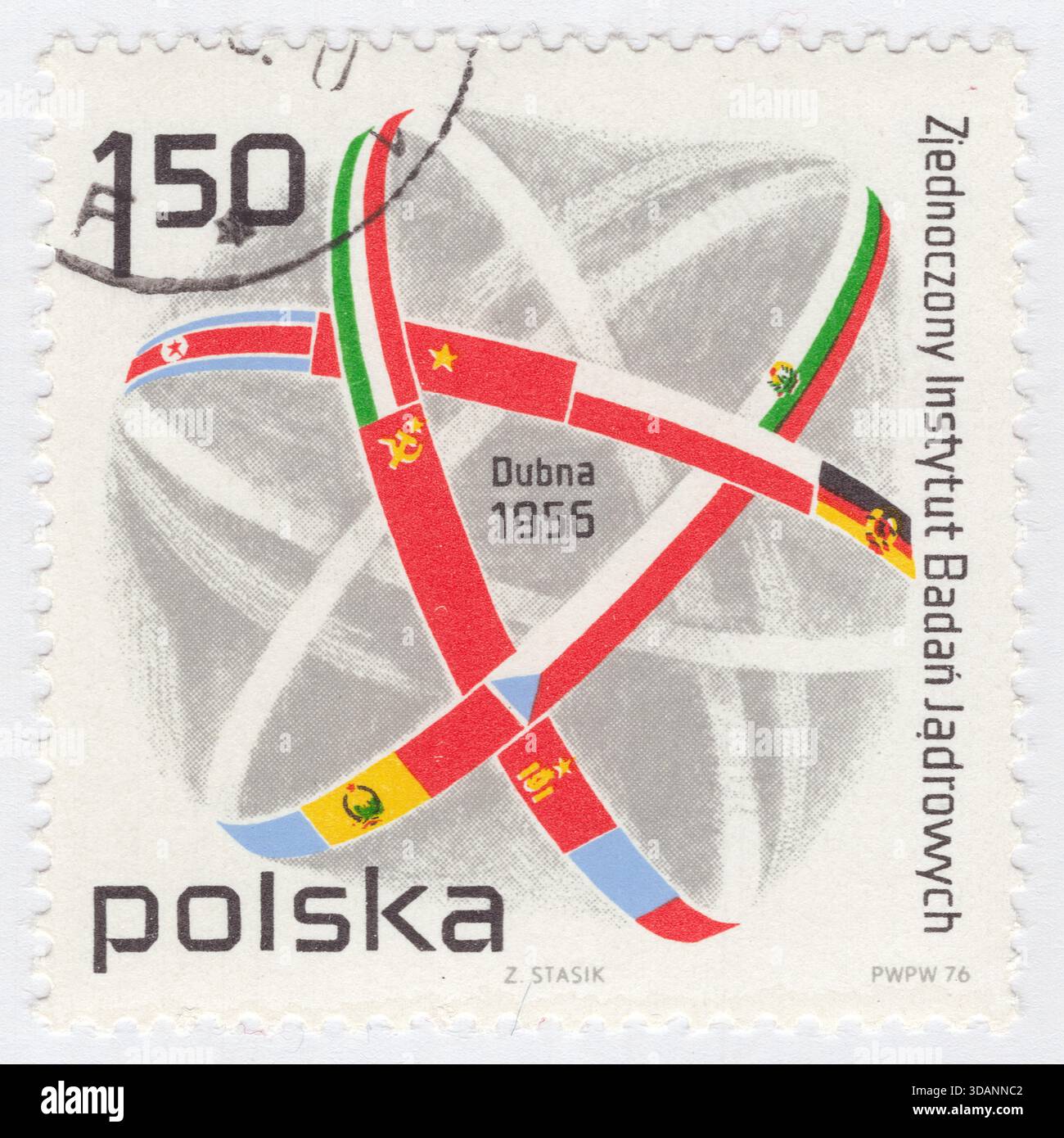 POLEN — 10. März 1976: 1,50 Zloty mehrfarbige Briefmarke mit dem Atom-Symbol und den Flaggen kommunistischer Länder. Joint Institute of Nuclear Research, Dubna, UdSSR, 20. Jahrestag. Das Gemeinsame Institut für Kernforschung wurde auf der Grundlage einer Vereinbarung gegründet, die am 26. März 1956 in Moskau von Vertretern der Regierungen der elf Gründungsländer unterzeichnet wurde, um ihr wissenschaftliches und materielles Potenzial zu bündeln Stockfoto