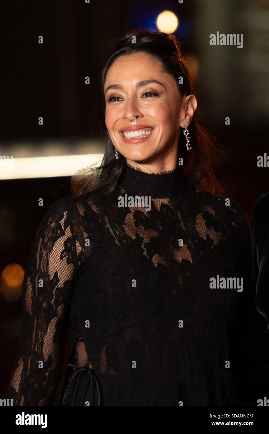 London, Vereinigtes Königreich. Dezember 2025. Oona Chaplin schließt sich der Besetzung von „Avatar:Fire and Ash“ an, während sie eine 11 m hohe Feuerskulptur zünden, um den Start des Films in britischen Kinos zu feiern. Cristina Massei/Empics/Alamy Live News Stockfoto