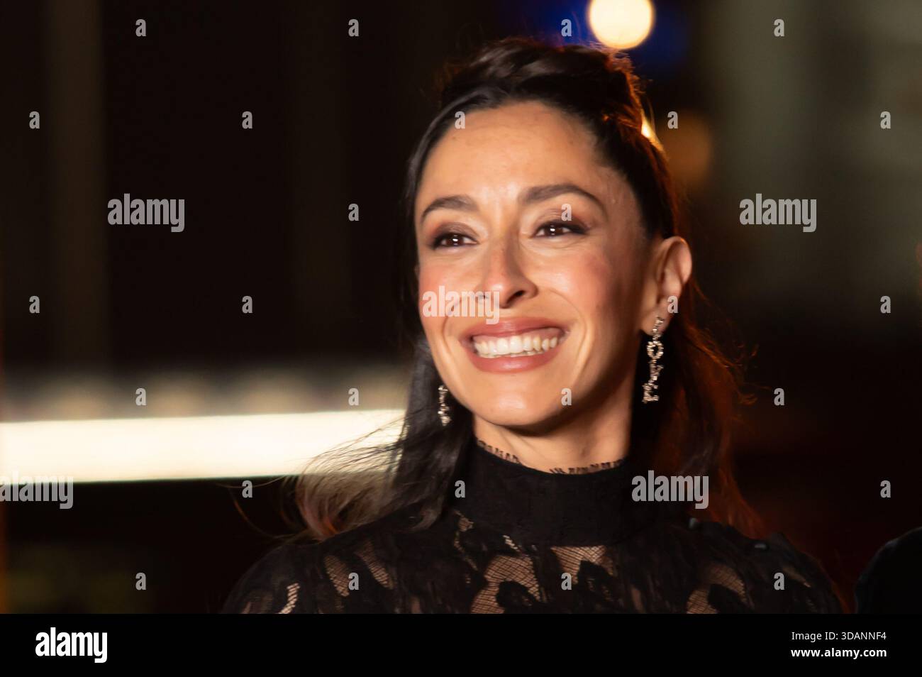 London, Vereinigtes Königreich. Dezember 2025. Oona Chaplin schließt sich der Besetzung von „Avatar:Fire and Ash“ an, während sie eine 11 m hohe Feuerskulptur zünden, um den Start des Films in britischen Kinos zu feiern. Cristina Massei/Empics/Alamy Live News Stockfoto