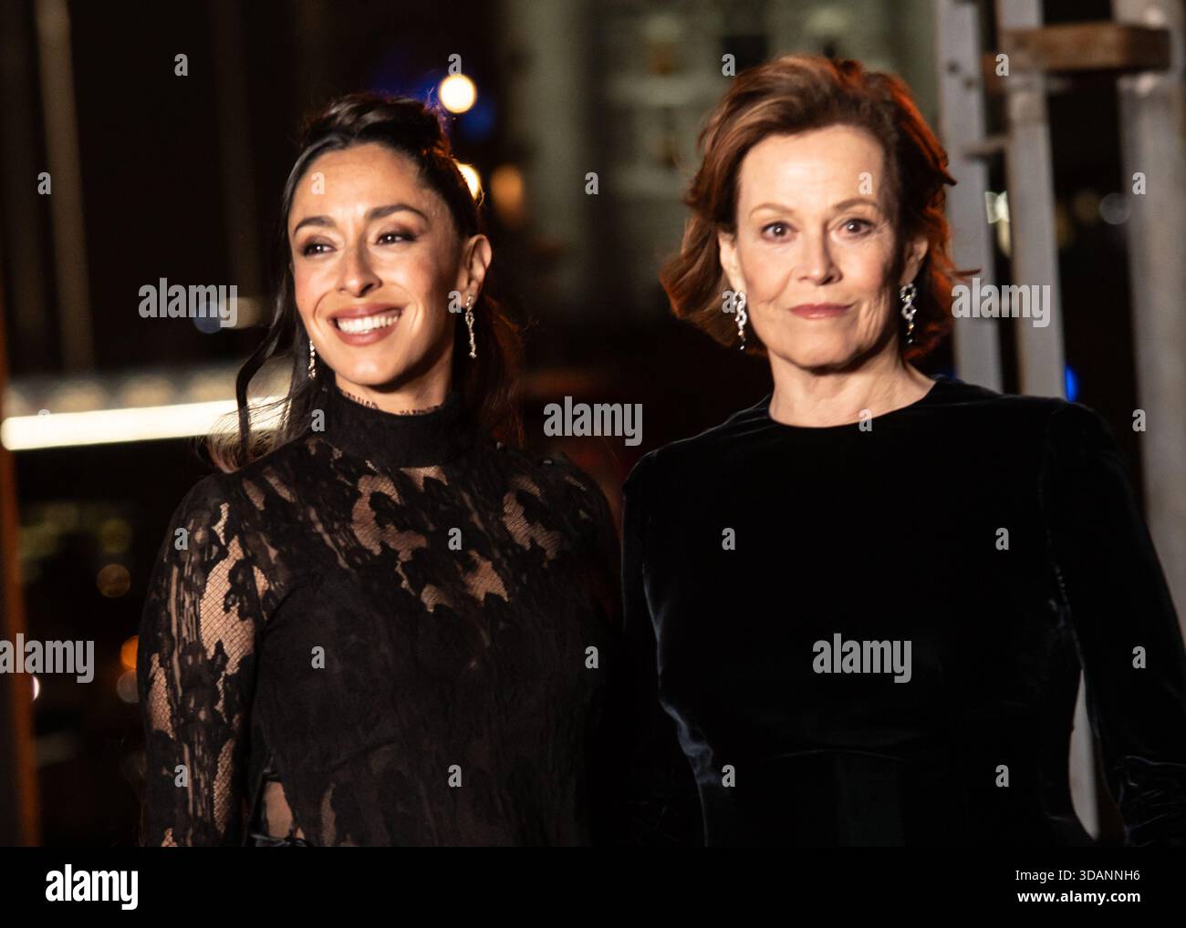 London, Vereinigtes Königreich. Dezember 2025. Die Besetzung von „Avatar:Fire and Ash“ zündet eine 11 m hohe Feuerskulptur an, um den Start des Films in britischen Kinos zu feiern. L-R Oona Chaplin und Sigourney Weaver. Cristina Massei/Empics/Alamy Live News Stockfoto