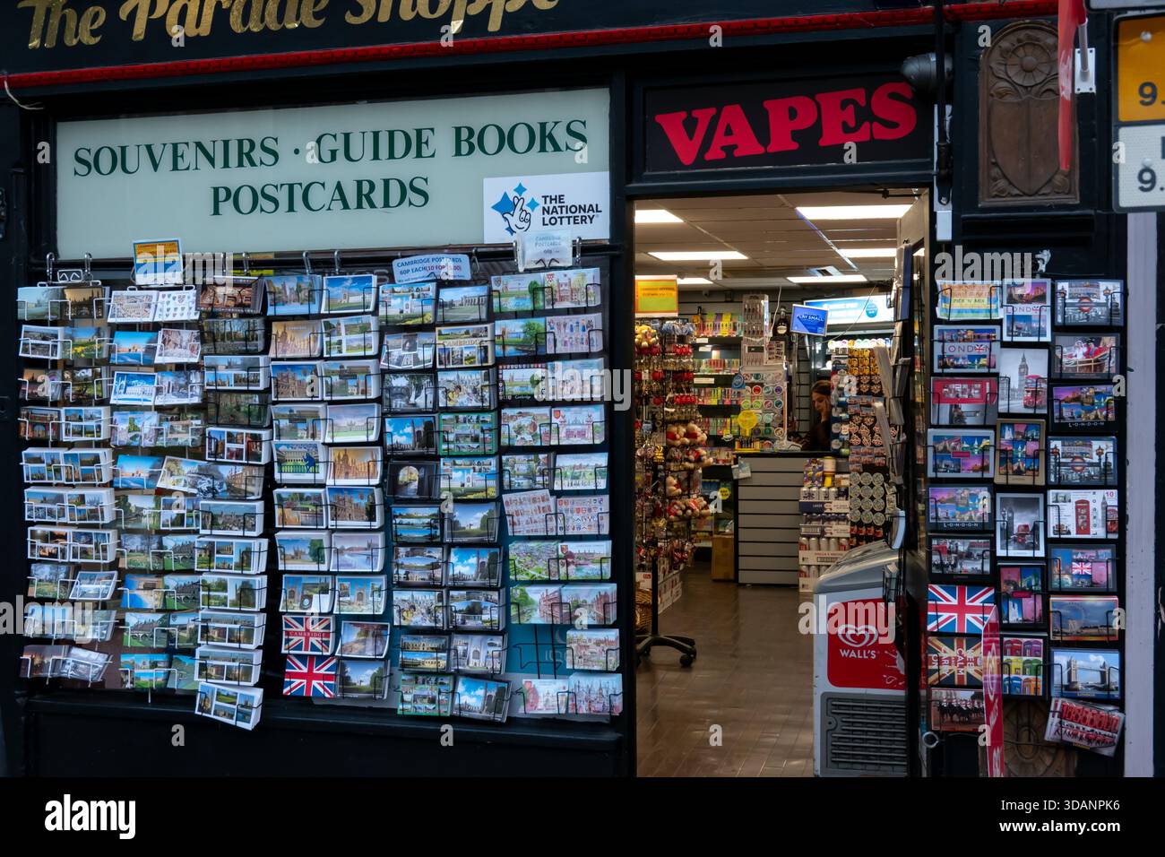 Souvenirladen in Cambridge mit Postkarten und Reiseführer für Touristen und Vapes Stockfoto