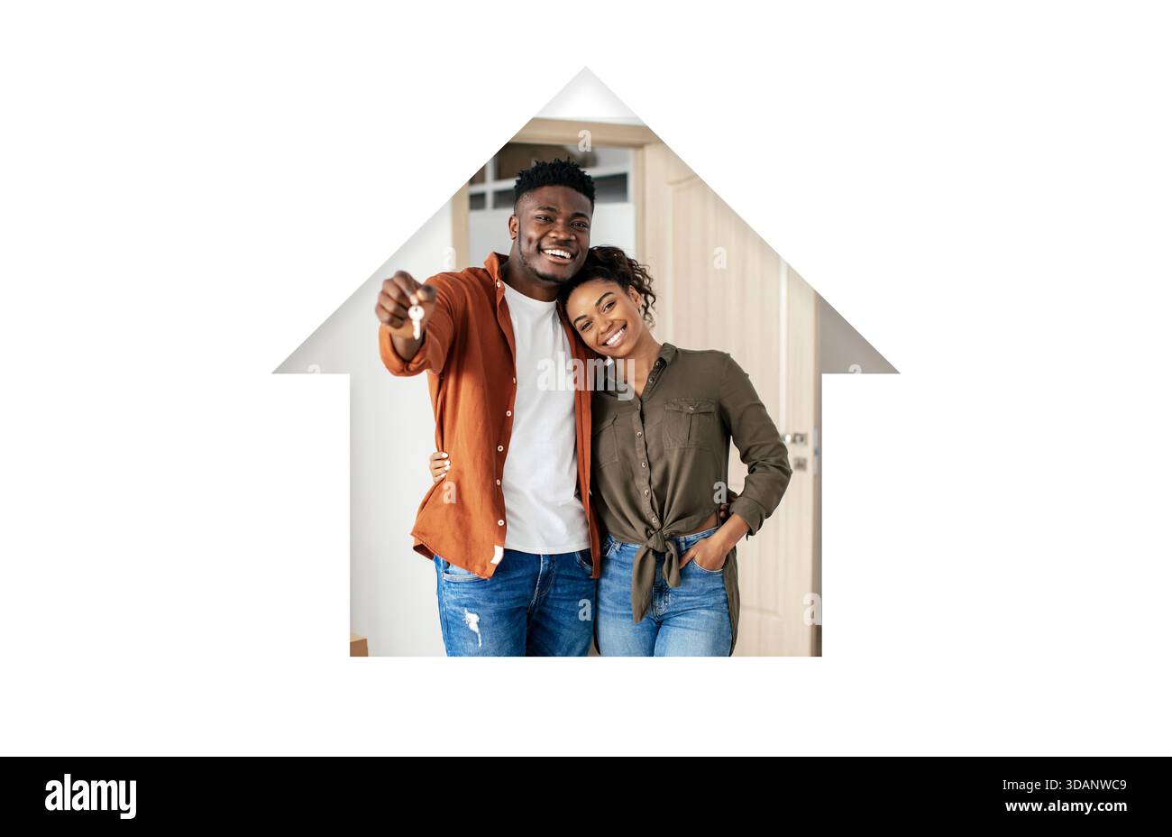 Ein Paar feiert ihr neues Zuhause in einem fröhlichen und liebevollen Moment zusammen Stockfoto