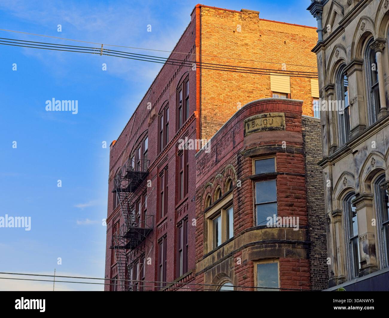 1888 gemauertes Bijou-Varieté-Theatergebäude, das zwischen 1915 Wohnungen und 1887 Phoenix-Block-Gebäuden liegt Stockfoto