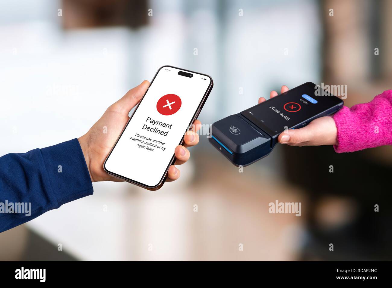 Die mobile Zahlung schlägt während der NFC-Tap-to-Pay-Interaktion fehl. Auf beiden Geräten werden rote Ablehnungsbildschirme angezeigt, wenn der Kunde eine kontaktlose Transaktion bei versucht Stockfoto