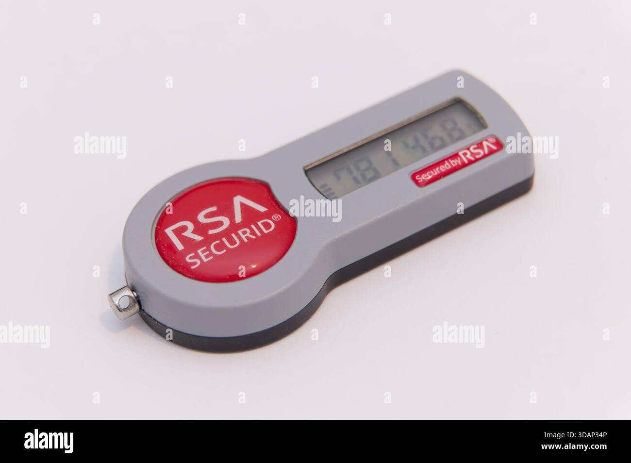 Nahansicht eines RSA SecurID-Authentifizierungstoken mit sichtbarem digitalem Code und rotem Branding. Stockfoto