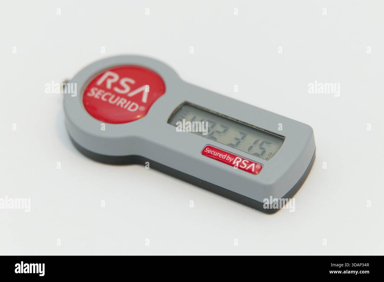Makrofoto eines RSA SecurID-Sicherheitstokens mit digitalem Code auf einem sauberen weißen Hintergrund. Stockfoto