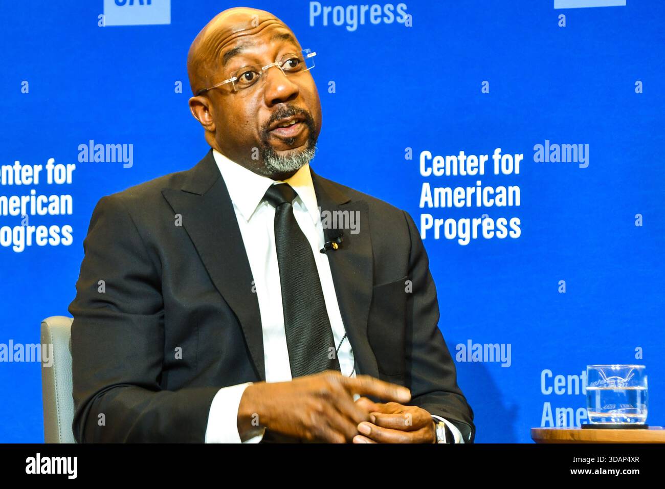 Senator Raphael Warnock (D-GA) im Center for American Progress, 11. Dezember 2025 Stockfoto