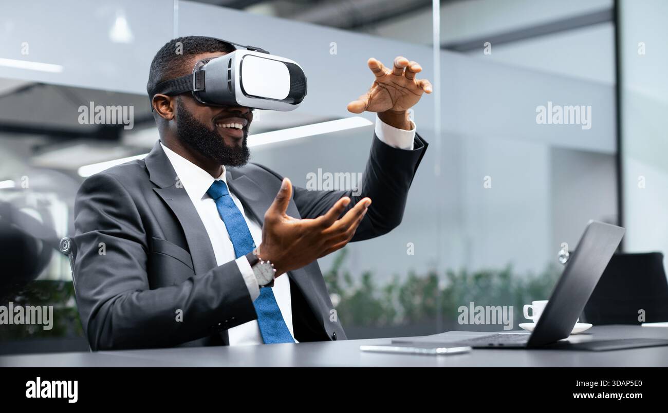 Während der Arbeitszeit arbeitet der Mensch mit Virtual Reality in einer Büroumgebung Stockfoto