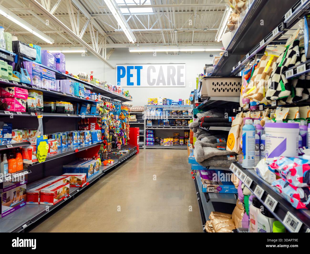 Utica, NY - 7. Dezember 2025: Haustierpflege in einem Walmart Supercentere, das Pflege, Ernährung und Zubehör für Vögel, Hunde und Katzen bietet Stockfoto