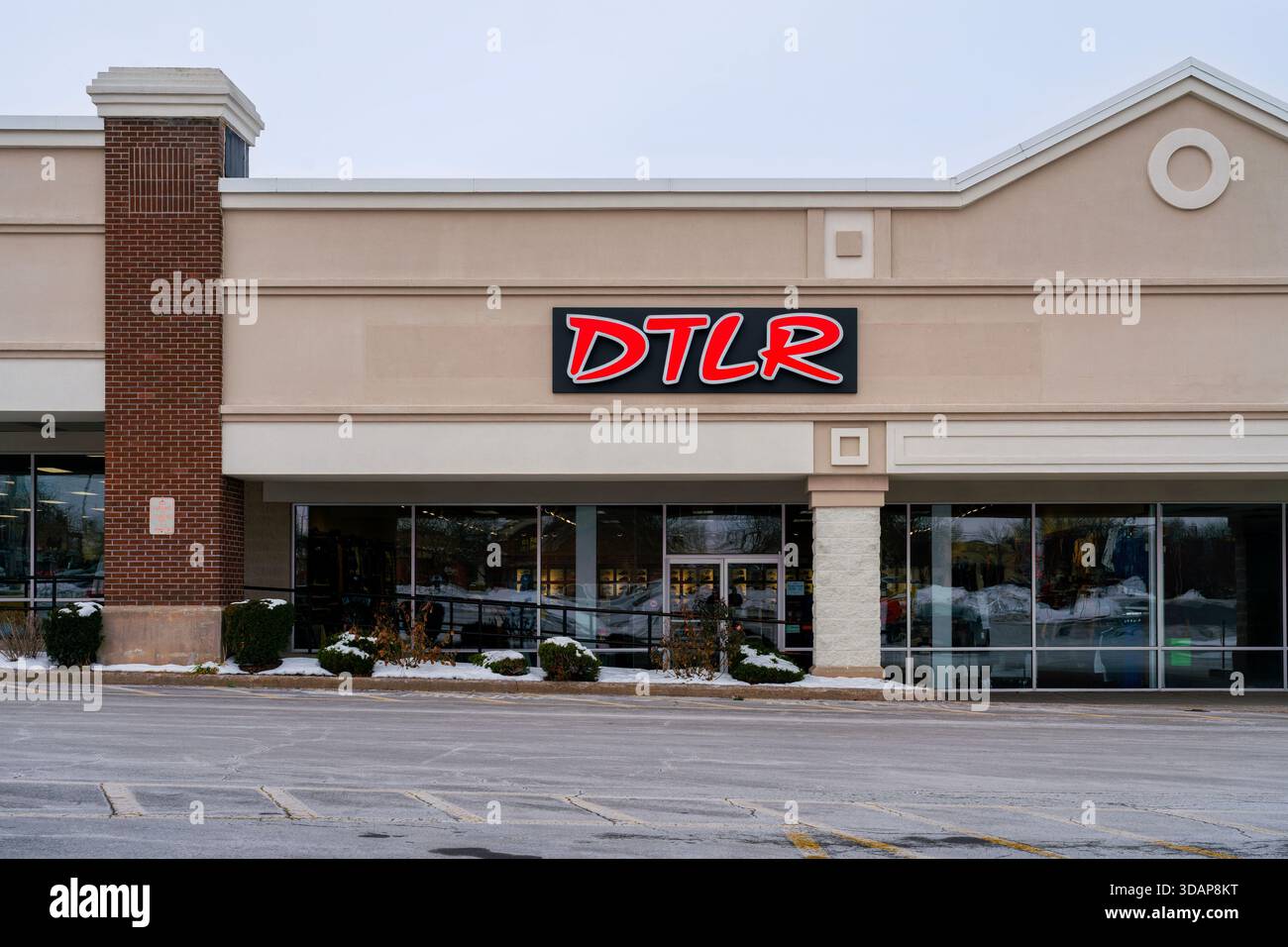 Utica, NY – 9. Dezember 2025: DTLR ist ein US-amerikanischer Händler für Mode und Schuhe, der 1983 gegründet wurde und landesweit über 240 Geschäfte mit Schwerpunkt auf Sport betreibt Stockfoto