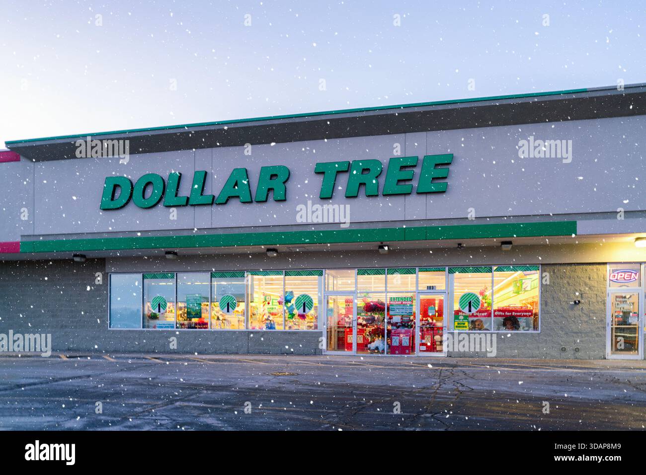 Rom, NY - 6. Dezember 2025: Bedeckter Blick auf die Dollar Tree Storefront, ein einladendes Ambiente für Weihnachtsdekorationen und Neujahrsgeschenke Stockfoto