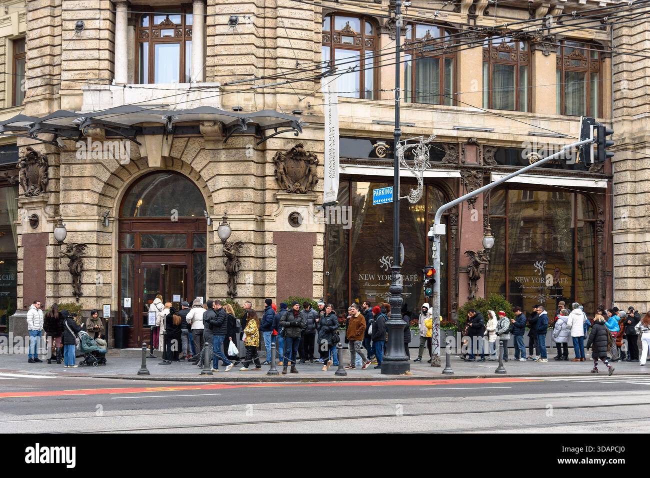 Touristen warten in der Schlange im New York Cafe in Budapest Stockfoto