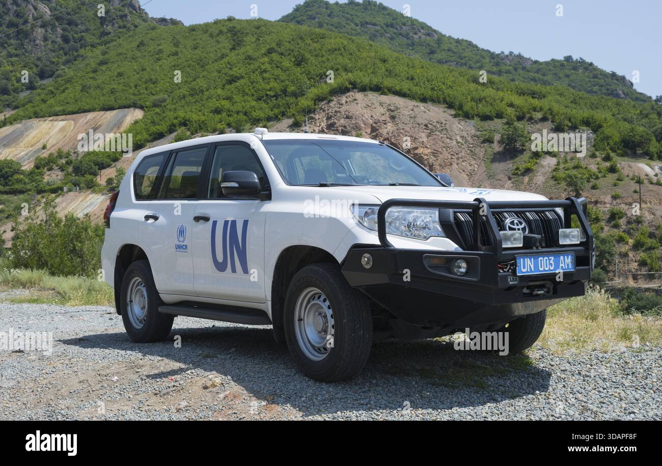 Weißer UN-SUV parkte vor einer natürlichen Berglandschaft, Toyota vom UNHCR, dem UN-Flüchtlingshilfswerk, Provinz Lorikeet, Armenien Stockfoto