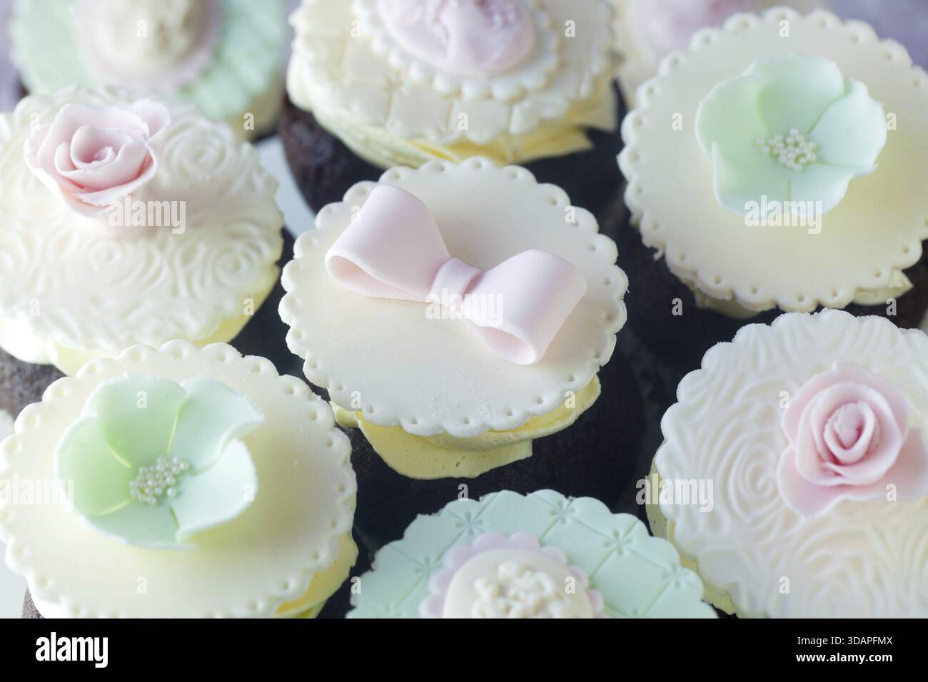 Essen, Anmutige Cupcakes Mit Rosafarbenen Und Hellgrünen Dekorationen Stockfoto