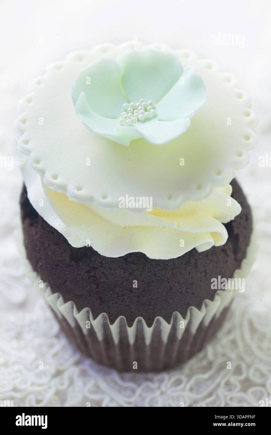 Chocolate Cupcake mit zierlichen Dekoration Stockfoto