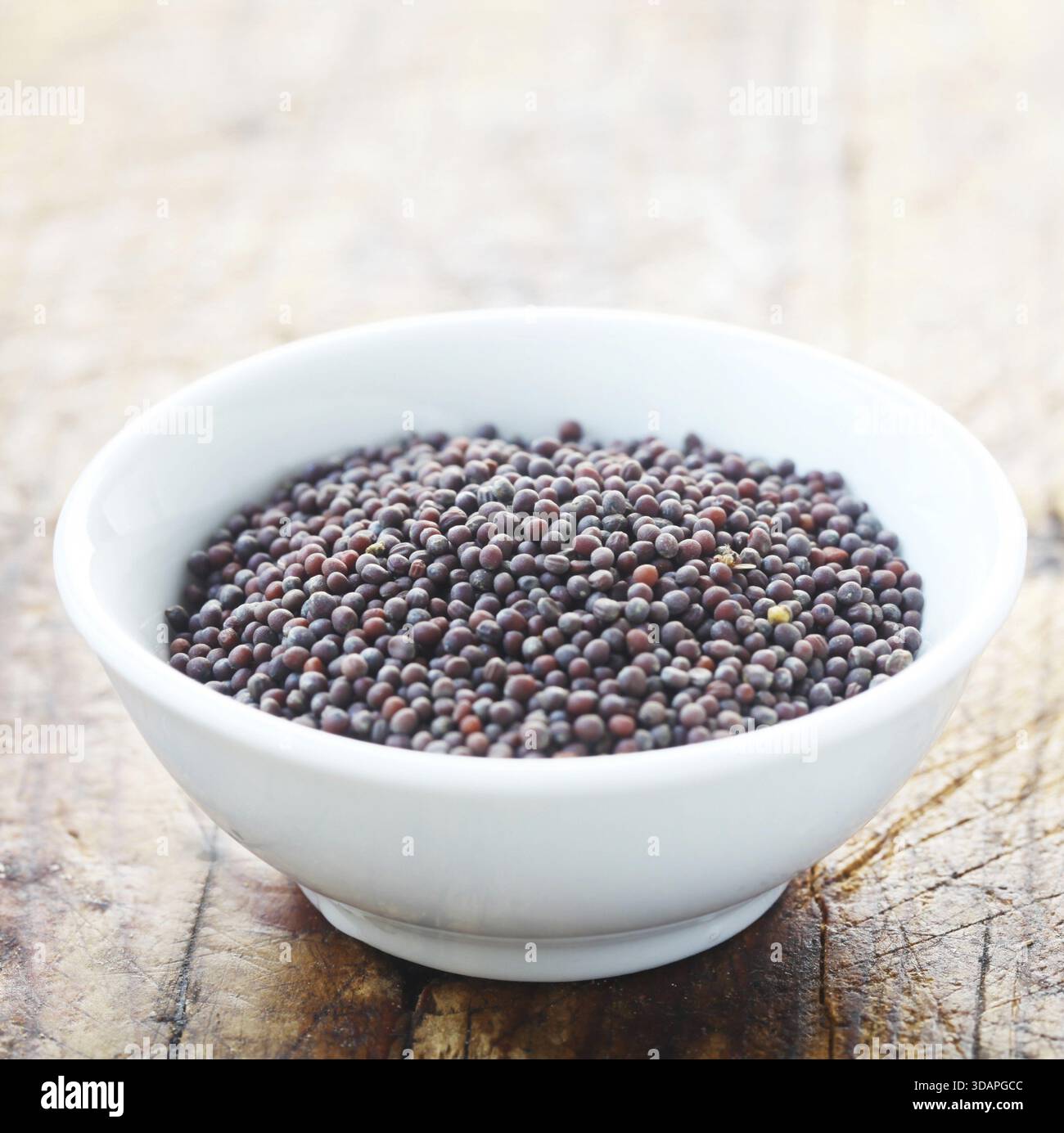 Essen, Senfsamen in Einer Schüssel auf hölzernem Hintergrund Stockfoto