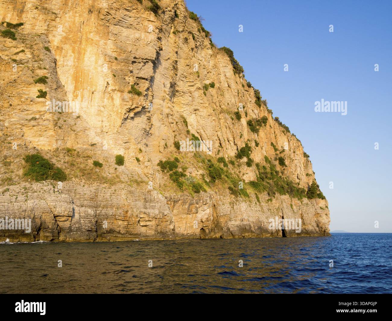 Riesige Felsformation am hellen, sonnigen Abend Stockfoto