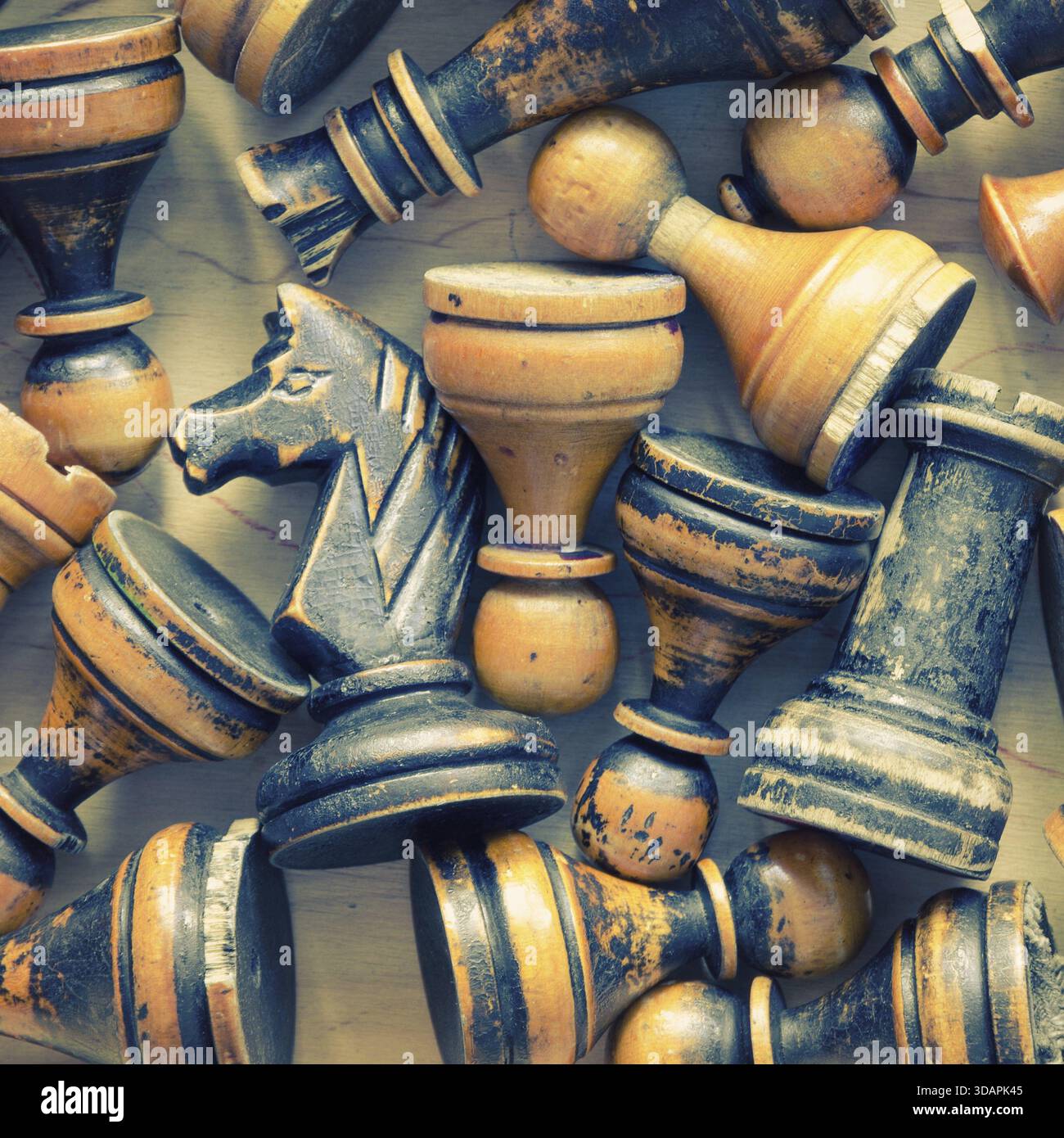 Viele alte Holzschachfiguren aus der Nähe Stockfoto