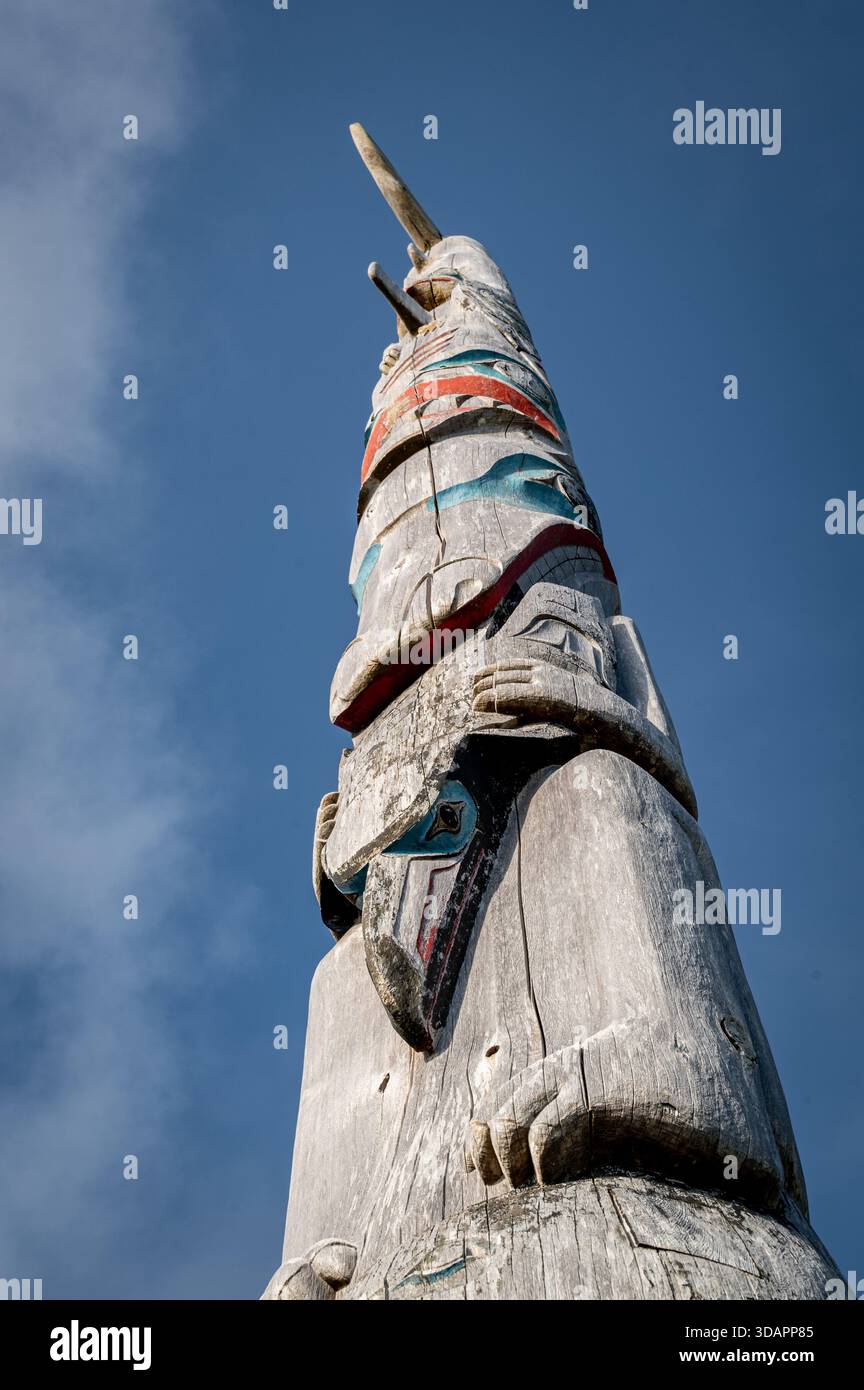 Haida Totempfahl des Künstlers Giitsxaa vor einem bewölkten Himmel, Skidegate. Stockfoto