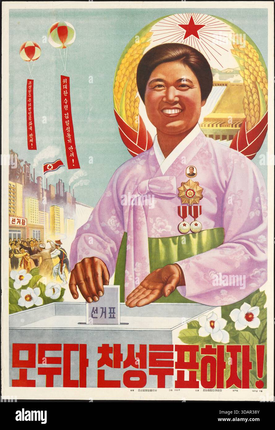 Ein nordkoreanisches Propagandaplakat aus dem Jahr 1977. Es zeigt eine lächelnde Frau in traditioneller Kleidung, die bei einer Wahl abstimmt. Der Slogan lautet: Lasst uns alle Ja stimmen. Stockfoto