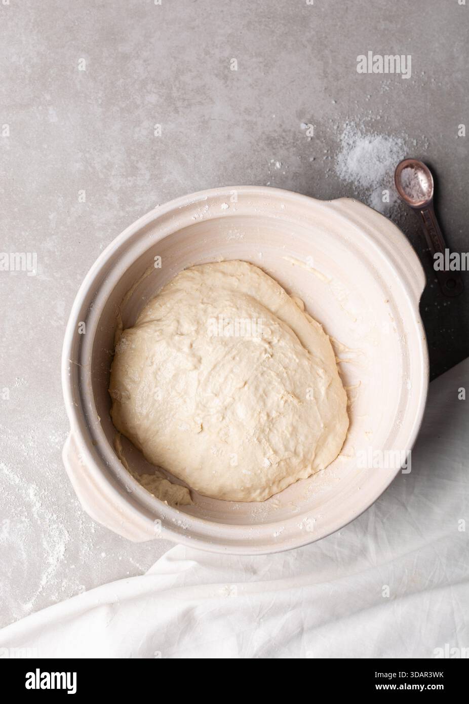 Draufsicht der Focaccia-Teigprüfung in einem Tontopf, Draufsicht auf einen Focaccia-Brotteig mit hoher Hydration in einem Donabe Stockfoto