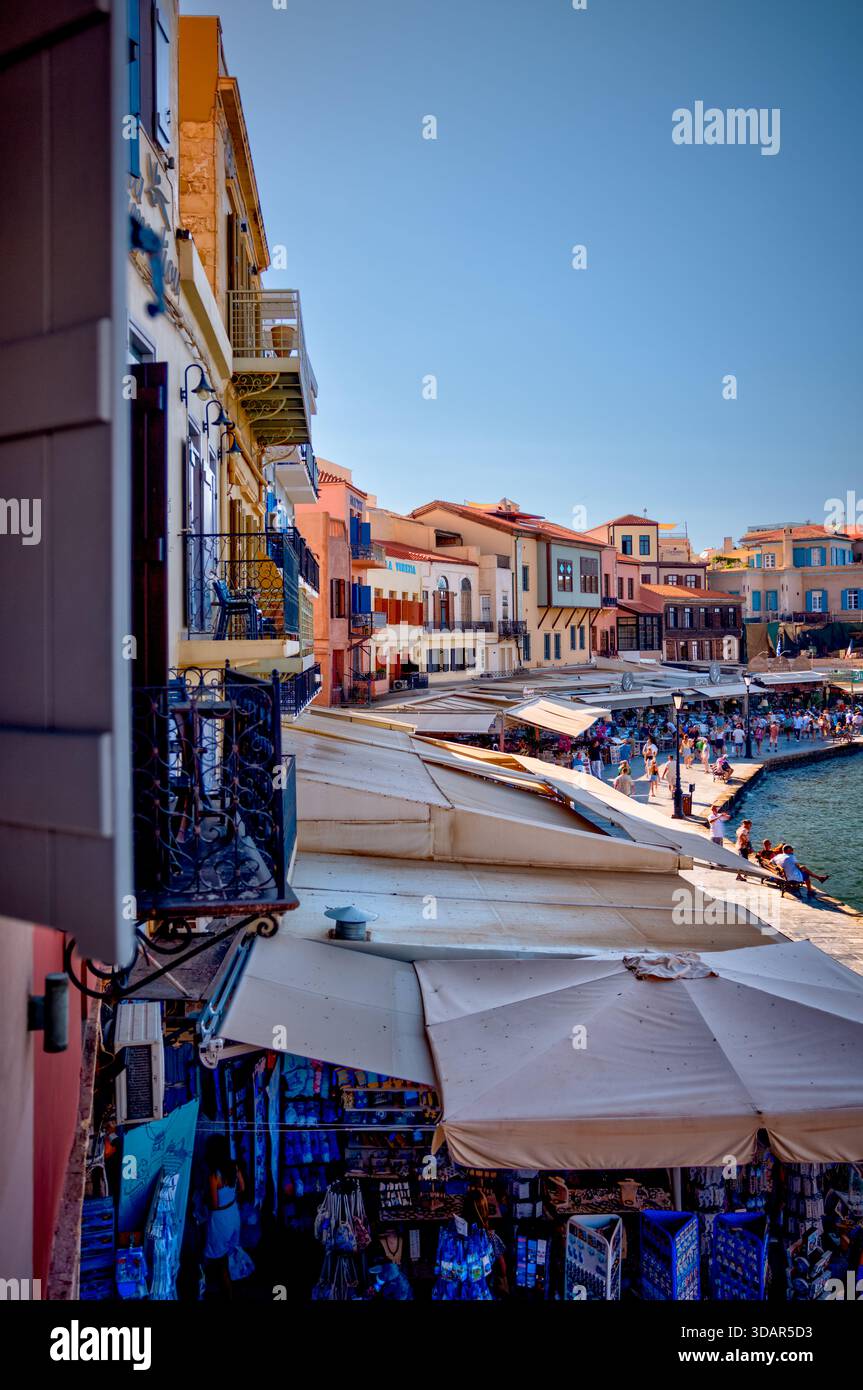 Esstische im Freien in der Taverna Amphora in der Altstadt von Chania, Kreta, Griechenland, mit traditioneller Einrichtung und abendlicher Atmosphäre. Stockfoto