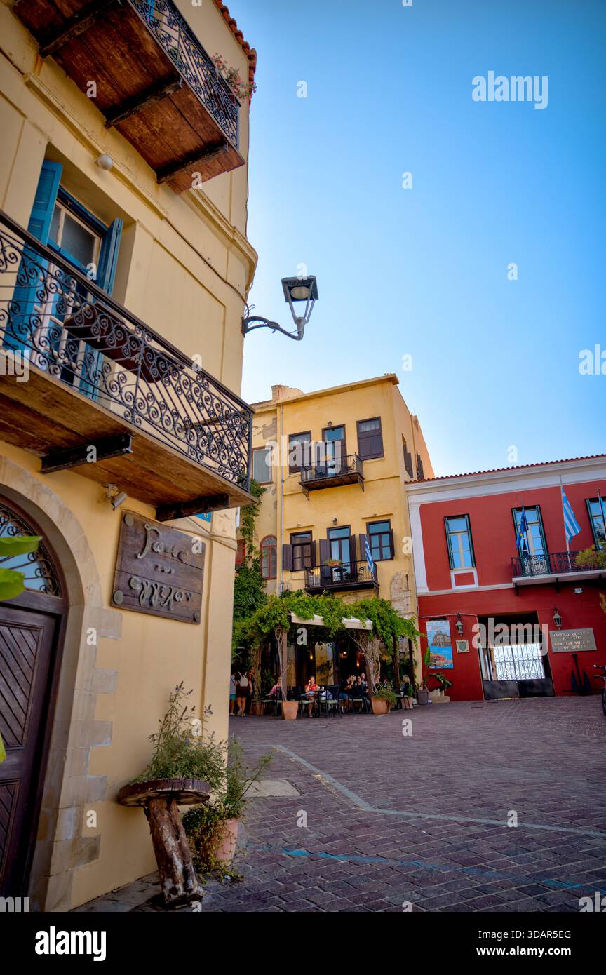 Esstische im Freien in der Taverna Amphora in der Altstadt von Chania, Kreta, Griechenland, mit traditioneller Einrichtung und abendlicher Atmosphäre. Stockfoto