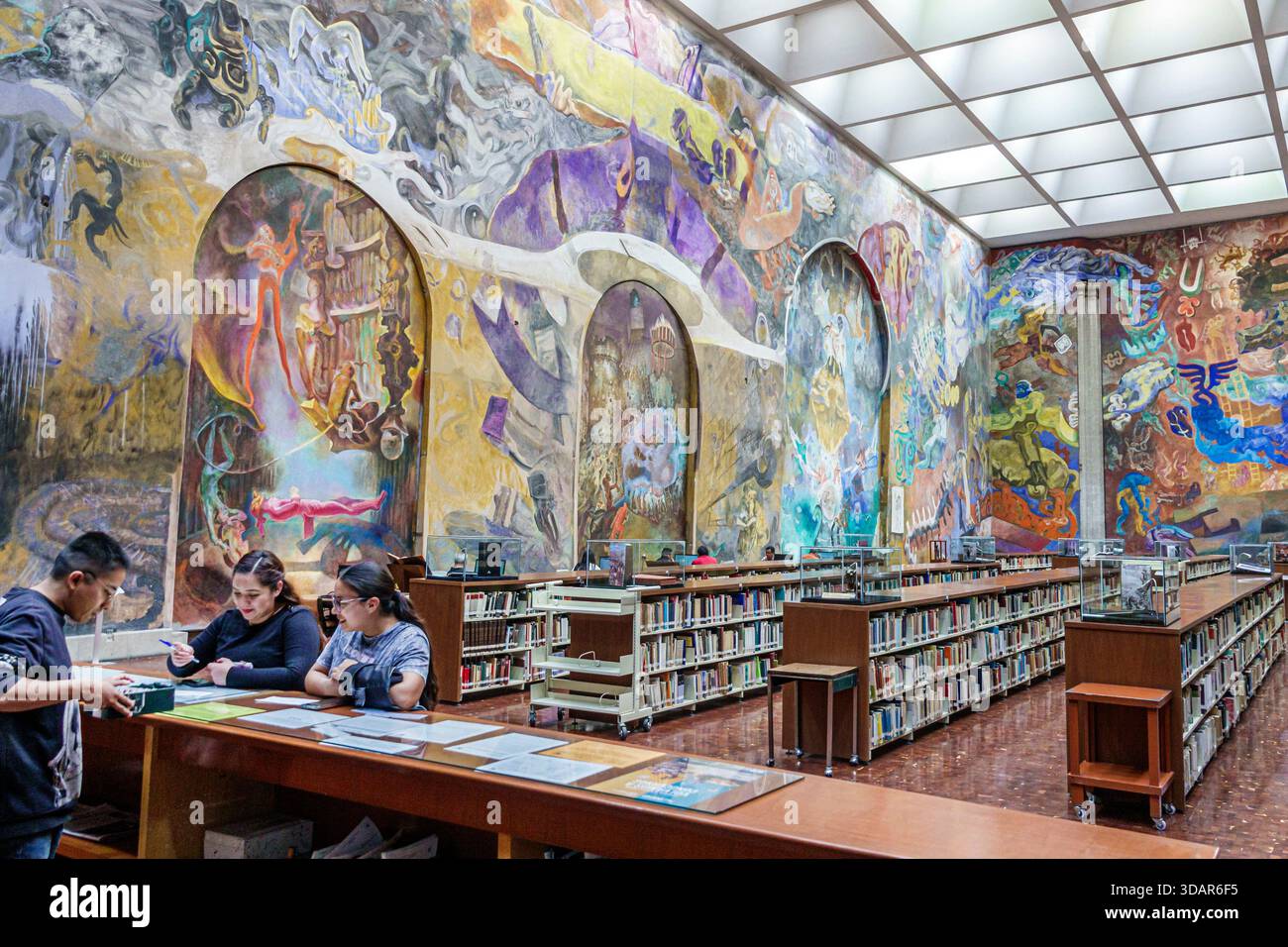 Mexiko-Stadt Mexiko, Centro Historico historisches Zentrum, Bibliothek Biblioteca Miguel Lerdo de Tejada, Vlady Wandgemälde in hellen Farben, Studenten Erwachsene Hallo Stockfoto
