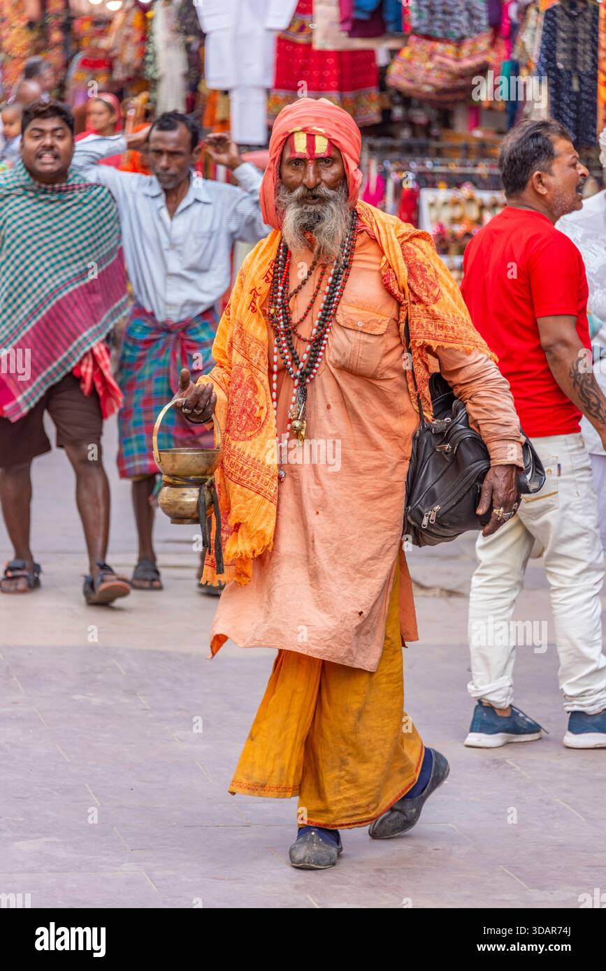 Ältere Indianer Sadhu in Weissturban geben im Freien Segensgeste. Pushkar, Indien, 28. Januar 2024 Stockfoto
