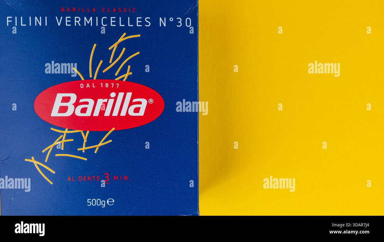 Lviv Ukraine 12.08.2025 Vermicelli Pasta-Paket auf gelbem Hintergrund. Das Paket enthält den Markennamen und die Art der Nudeln. Es ist fokussiert und Stockfoto