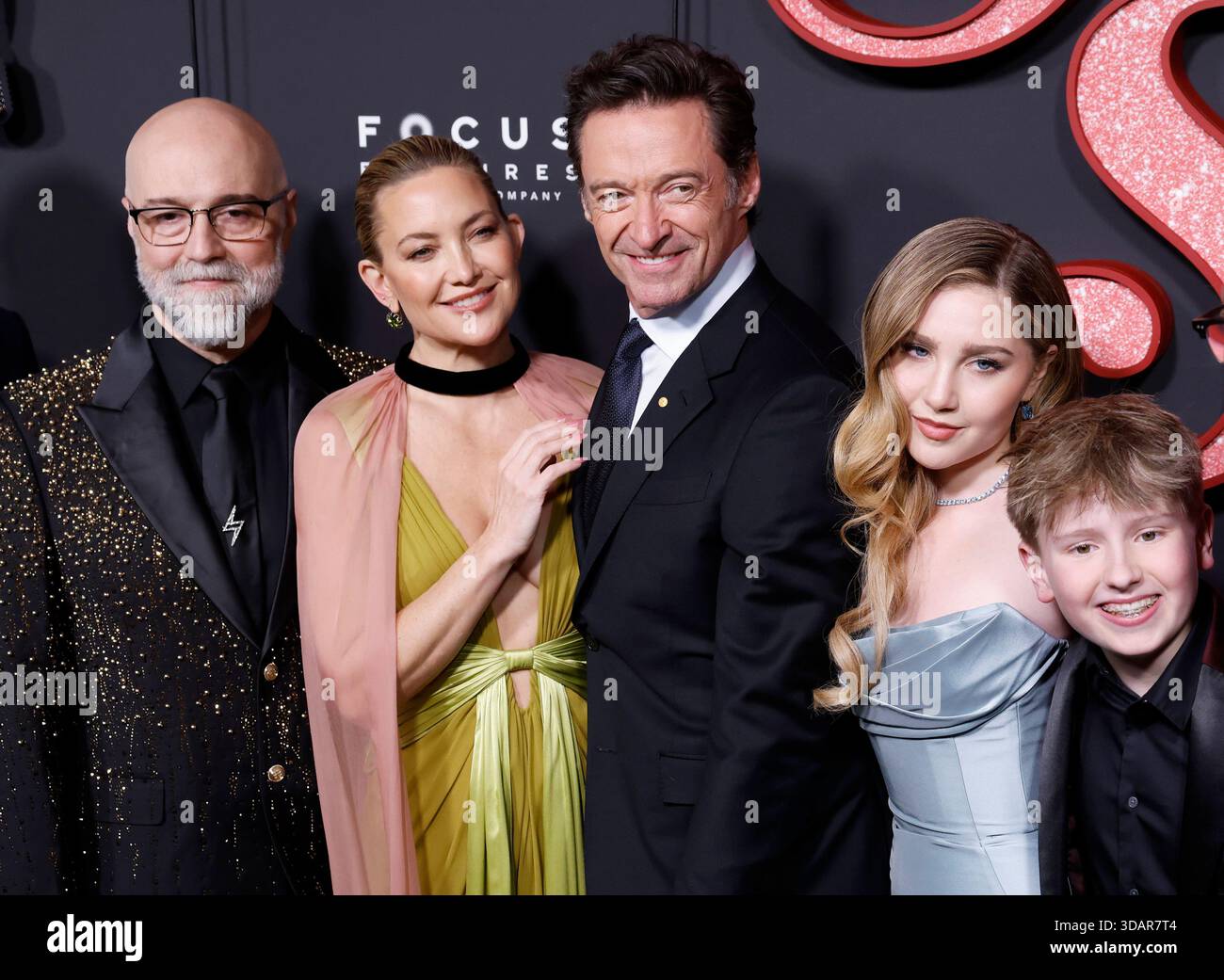 New York, Usa. Dezember 2025. Craig Brewer, Kate Hudson, Hugh Jackman, Ella Anderson, Hudson Hensley kommen auf dem roten Teppich bei der Premiere von „Song Sung Blue“ im AMC Lincoln Square Theater am Donnerstag, den 11. Dezember 2025 in New York City an. Foto: John Angelillo/UPI Credit: UPI/Alamy Live News Stockfoto