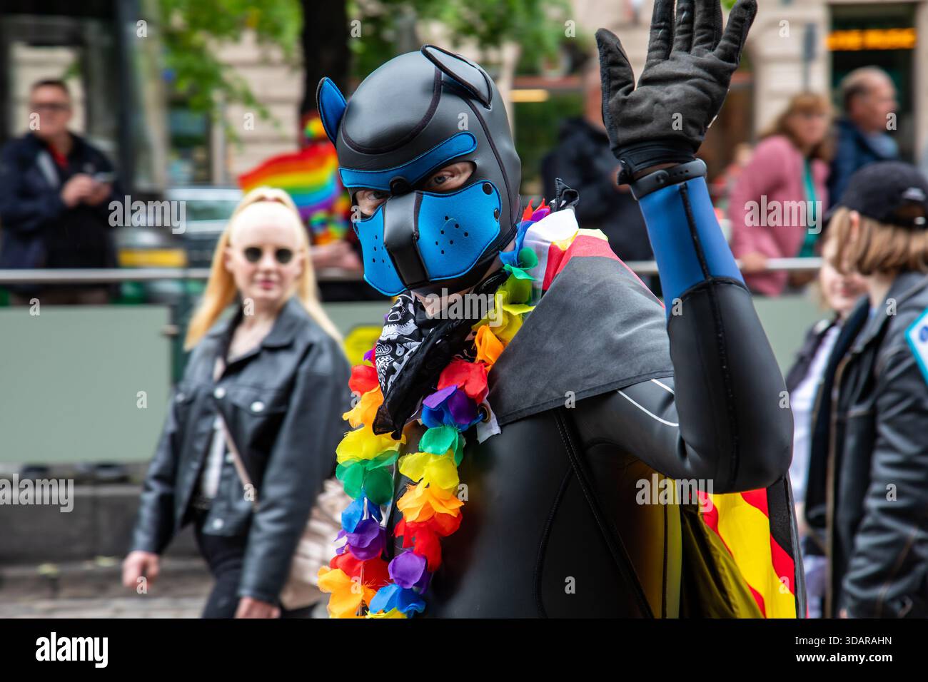 Mann mit einer Welpenmaske bei der Helsinki Pride 2025 Parade in Helsinki, Finnland Stockfoto