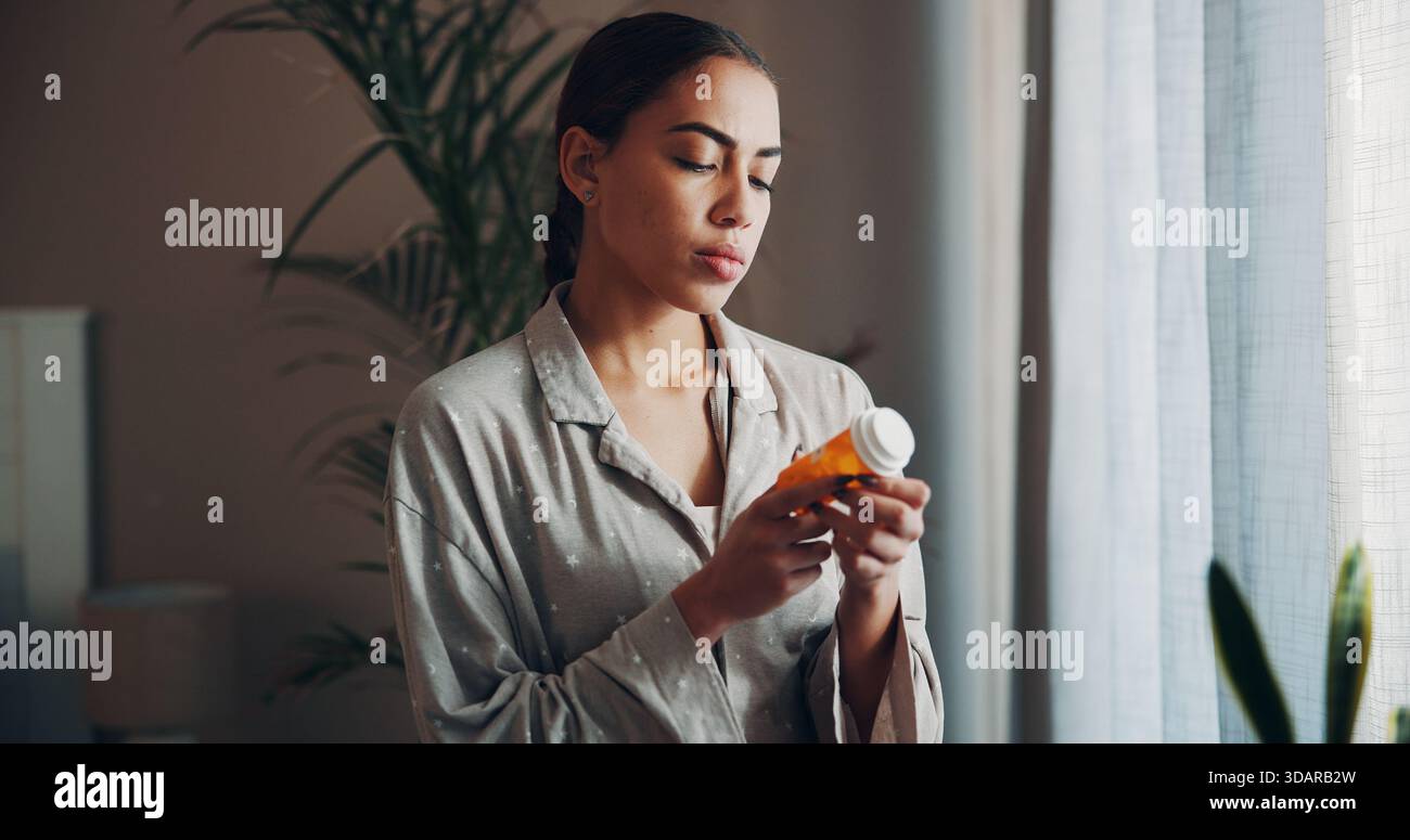 Zuhause, Frau und Check Pills Etikett am Morgen auf Rezept, Nebenwirkungen und Dosierung Info. Wohnung, Person und Lektüre von Medikamenten für Stockfoto