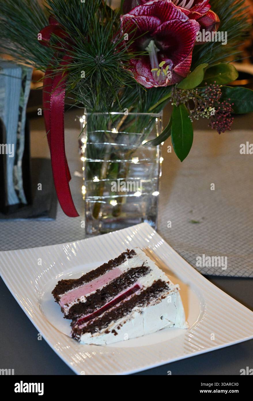 Creme Kuchen auf dem weihnachtlich geschmückten Tisch Stockfoto