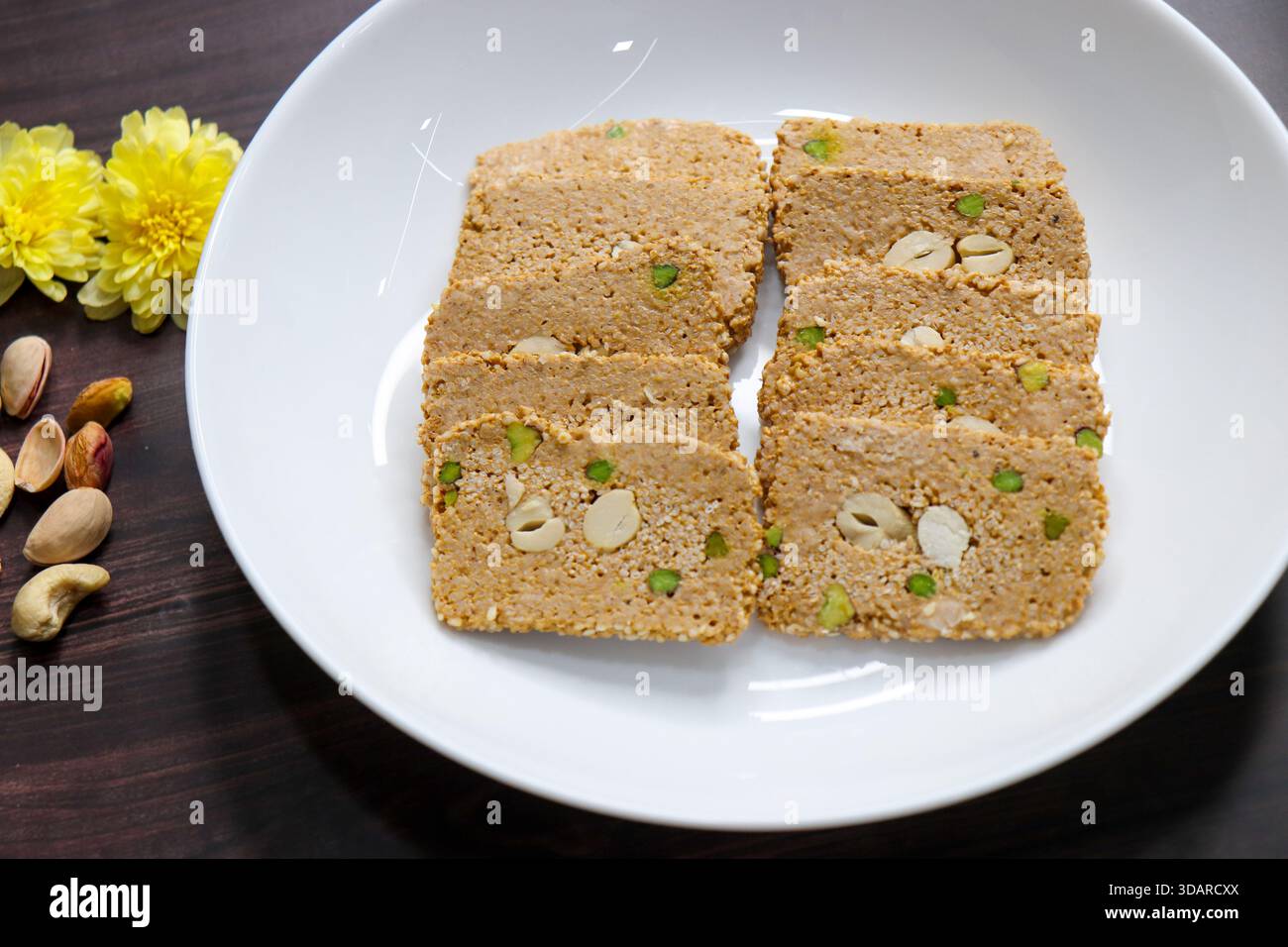 Til Gajak, ein traditionelles indisches Wintersüß aus Sesamsamen, Jaggery, Ghee und Trockenfrüchten. Knusprige bis Chikki festliche Leckerbissen für Makar Sankrant Stockfoto
