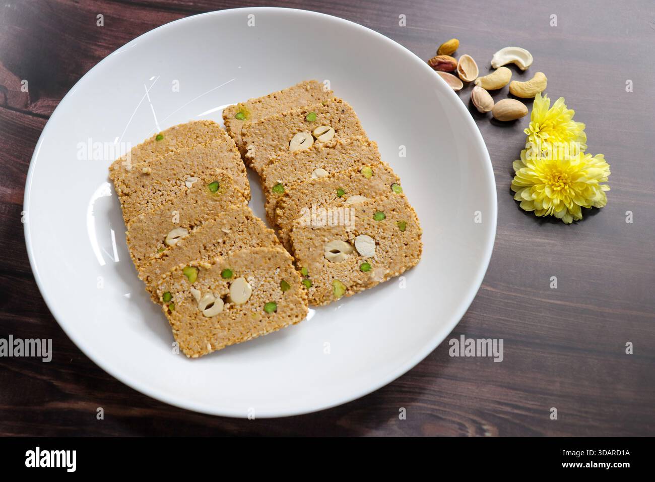 Til Gajak, ein traditionelles indisches Wintersüß aus Sesamsamen, Jaggery, Ghee und Trockenfrüchten. Knusprige bis Chikki festliche Leckerbissen für Makar Sankrant Stockfoto