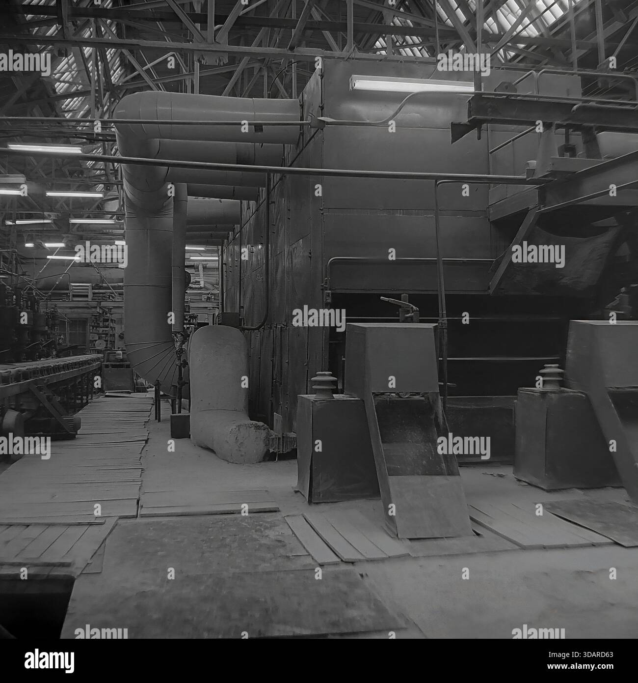 Slawjansk, Ukrainische SSR, 1980er Jahre Eine archivierte Innenansicht einer Werkstatt im Armature-Isolator Plant (AIZ). Eine massive industrielle Trockenkammer mit komplexen Lüftungsrohren und Metallgehäuse dominiert die Halle, die für die Verarbeitung von keramischen Isolatoren wie dem Modell Shy-20 verwendet wird. Das Werk verfügt über schwere technische Geräte und Holzböden. Diese Szene zeigt die fortschrittliche Produktionskapazität und industrielle Macht der friedlichen Donbass-Region vor dem Krieg. Stockfoto