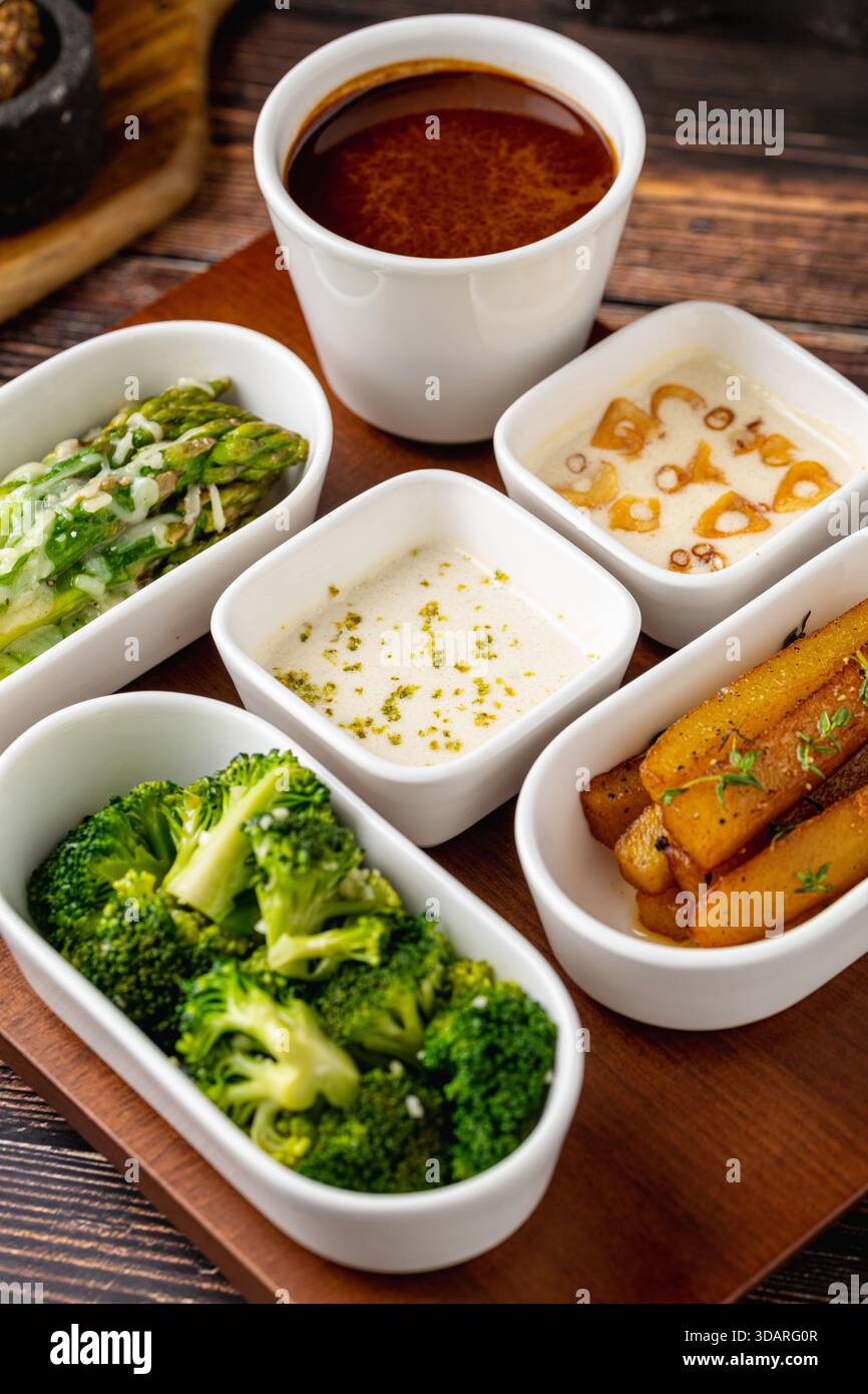Verschiedene Beilagen und Beilagen in kleinen Schüsseln Stockfoto