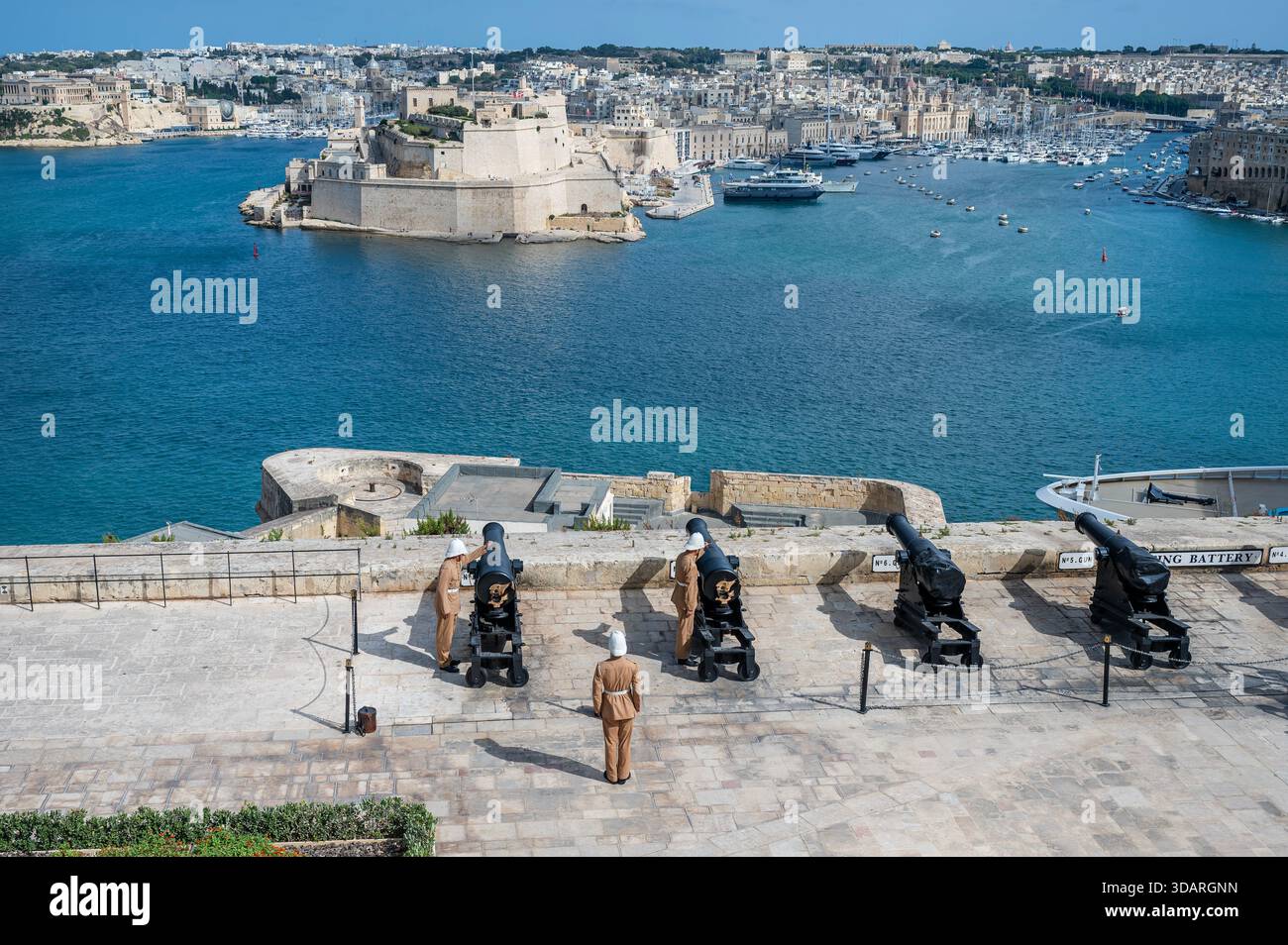 Kanonenfeuer in Valletta, Malta, Upper Barrakka Gardens Stockfoto