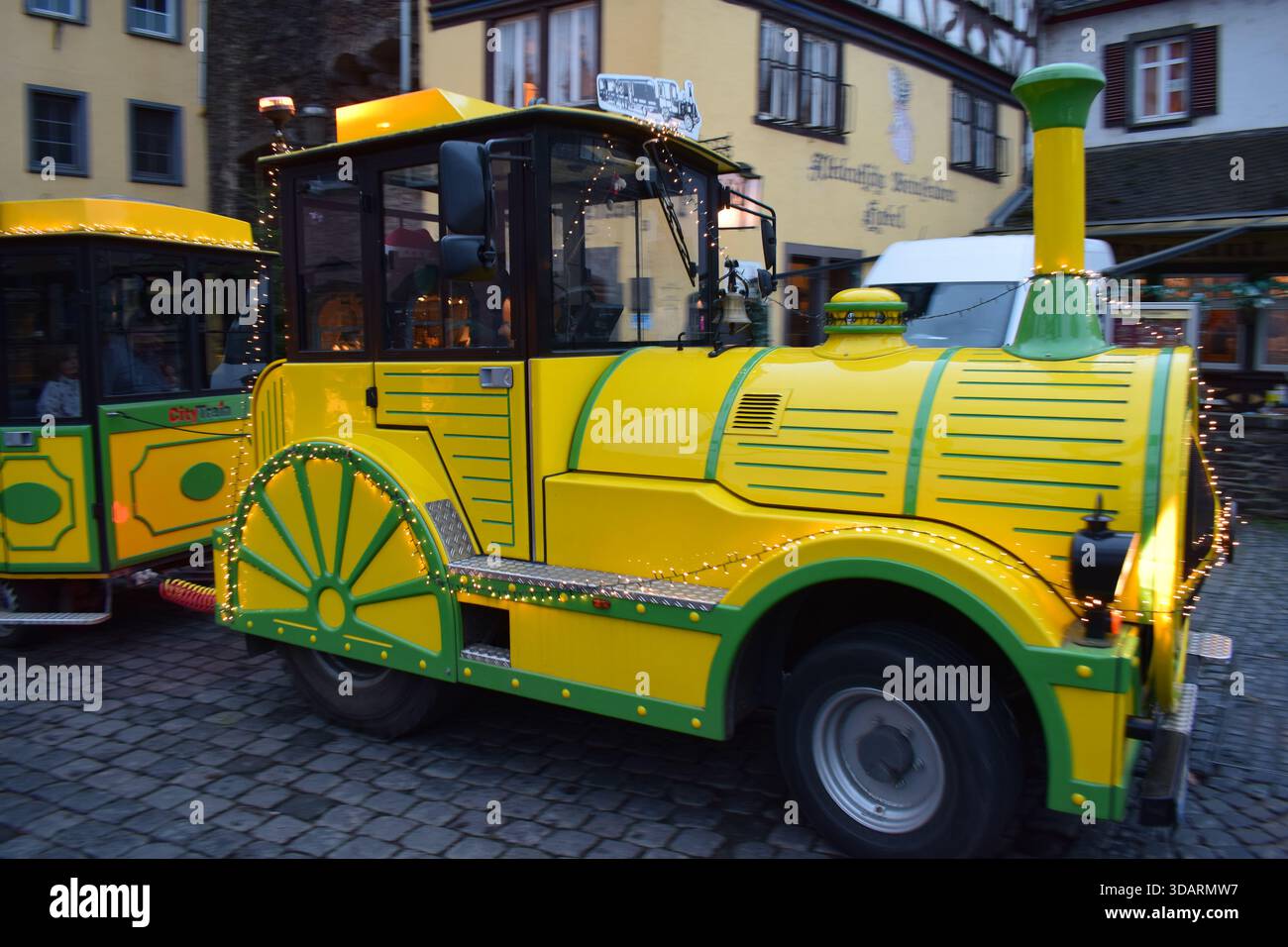 Mosel-Wein-Express in Cochem, Weihnachtsmarkt Hintergrund Stockfoto
