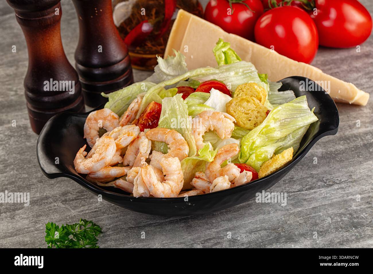 Leckerer caesar-Salat mit Garnelen und Eisberg Stockfoto