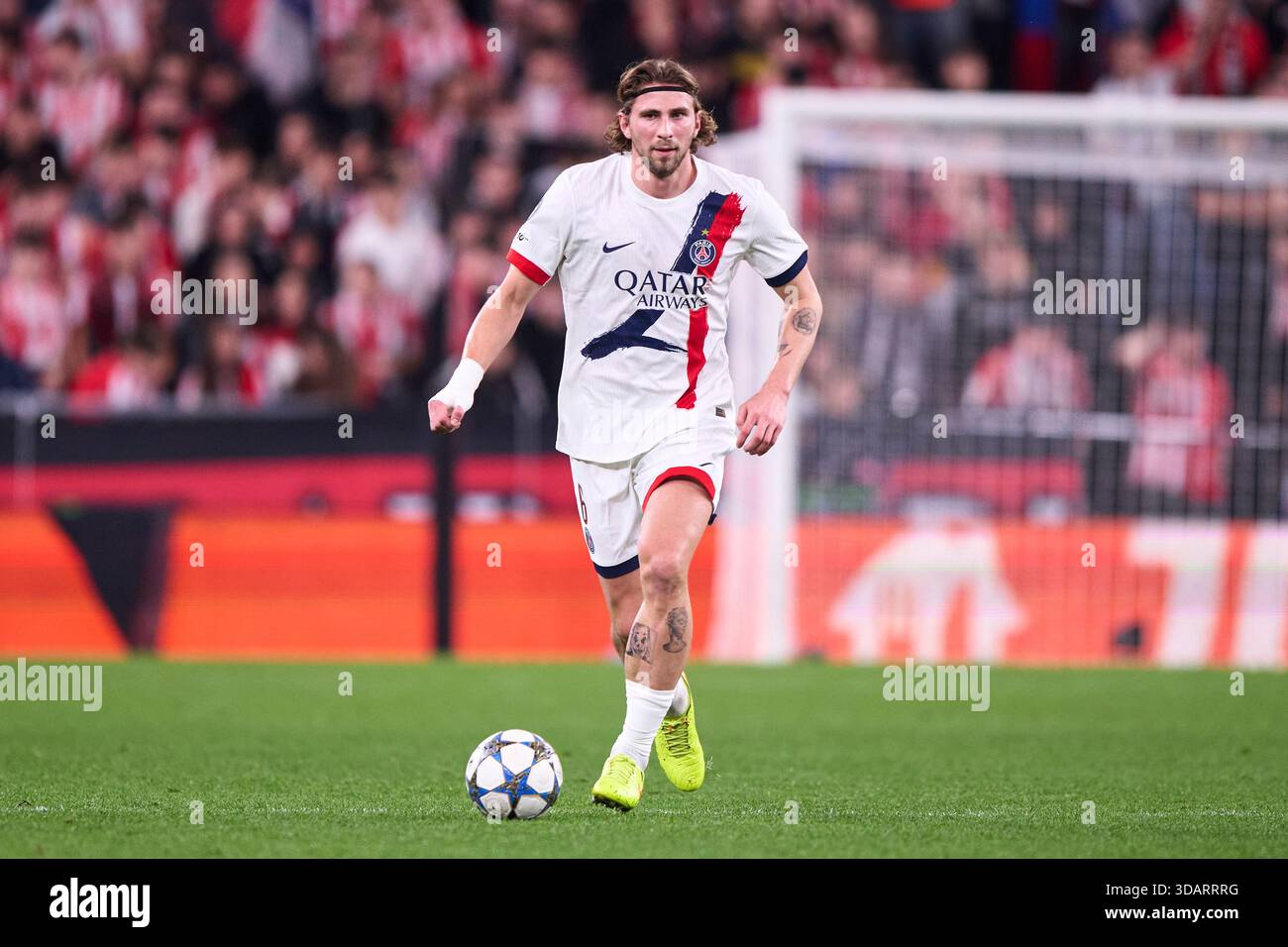 Illia Zabarnyi aus Paris Saint Germain mit dem Ball während des Spiels der UEFA Champions League 2025/26 League Phase MD6 zwischen Athletic Club und Paris Sa Stockfoto