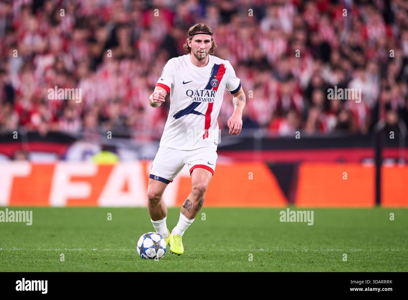 Illia Zabarnyi aus Paris Saint Germain mit dem Ball während des Spiels der UEFA Champions League 2025/26 League Phase MD6 zwischen Athletic Club und Paris Sa Stockfoto