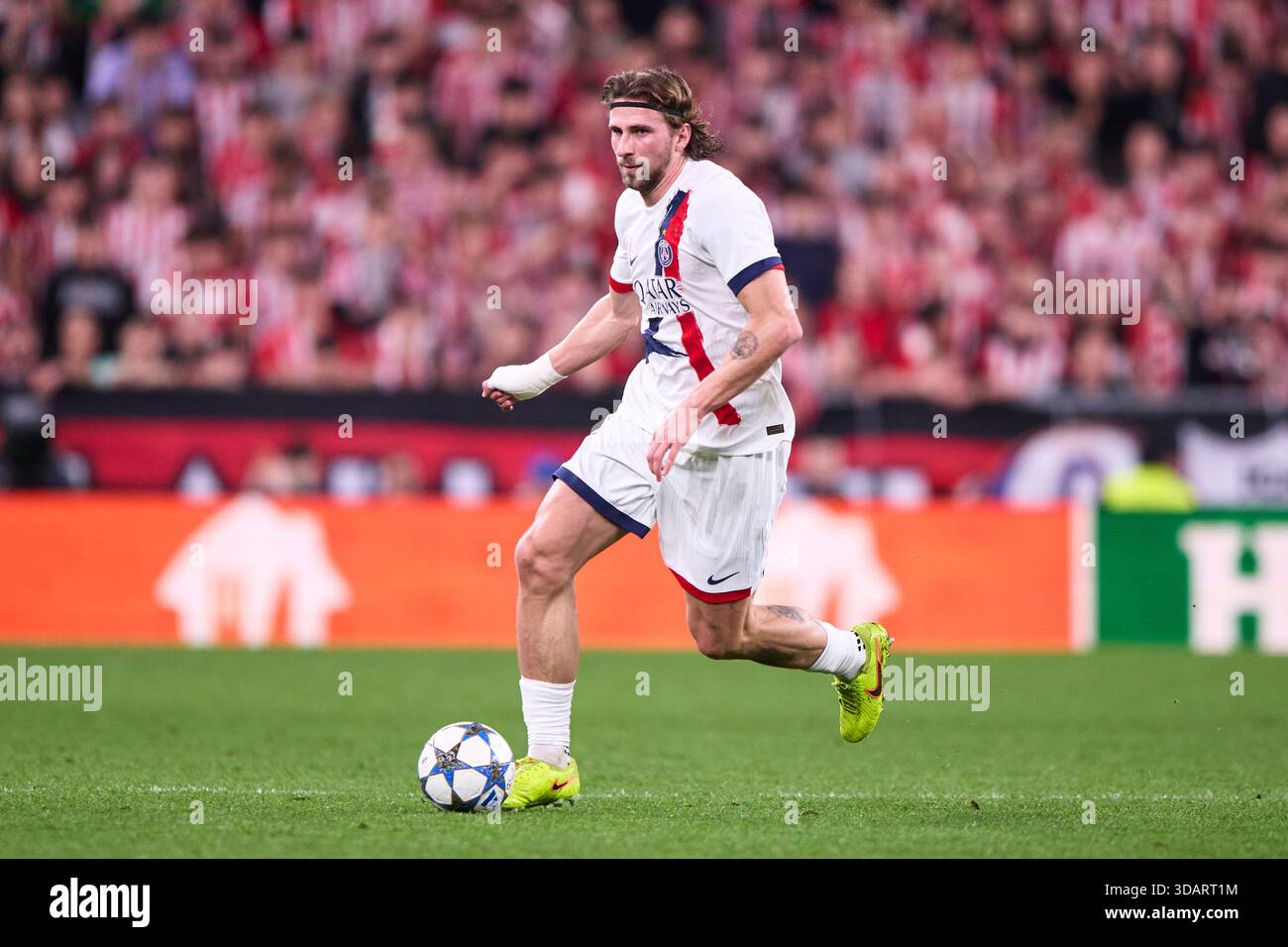 Illia Zabarnyi aus Paris Saint Germain mit dem Ball während des Spiels der UEFA Champions League 2025/26 League Phase MD6 zwischen Athletic Club und Paris Sa Stockfoto