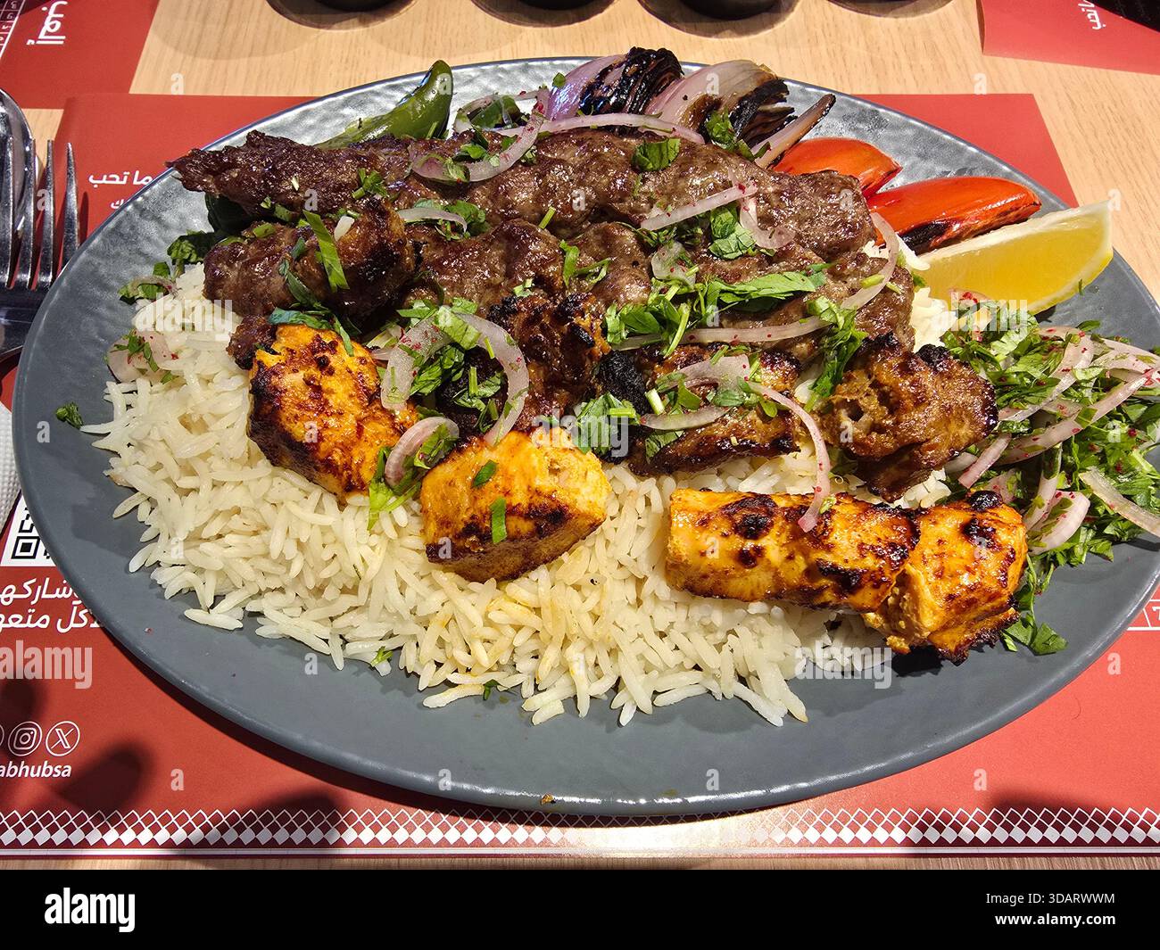 Traditionelles Kebab-Fleisch auf Reis. - Smartphone-aufgenommenes Stockfoto