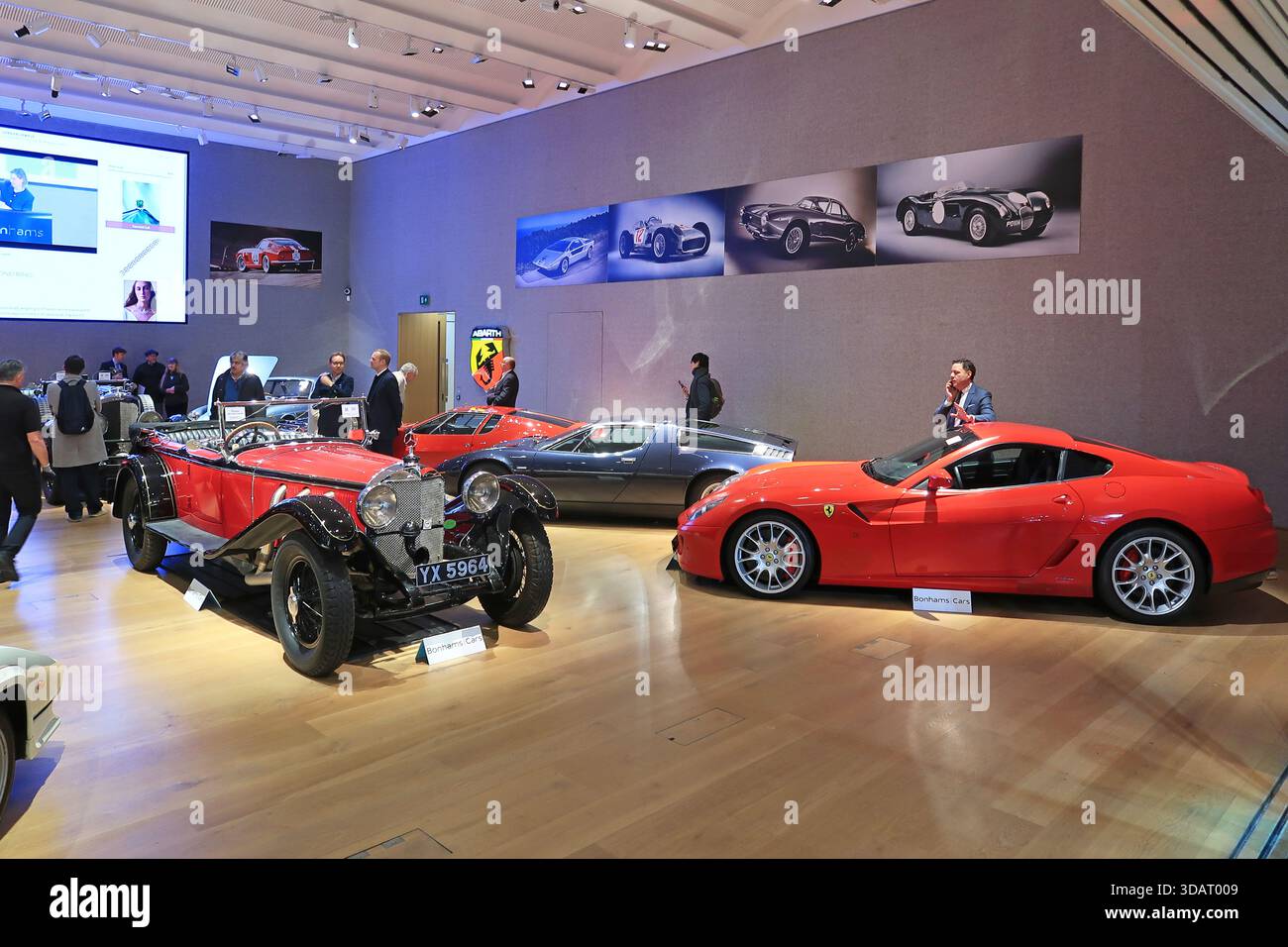 Bond Street, London, Großbritannien. Das Innere des Bonhams Auktionshauses zeigt seltene Autos zum Verkauf. Mercedes Tourer (links), Ferrari (rechts) Stockfoto